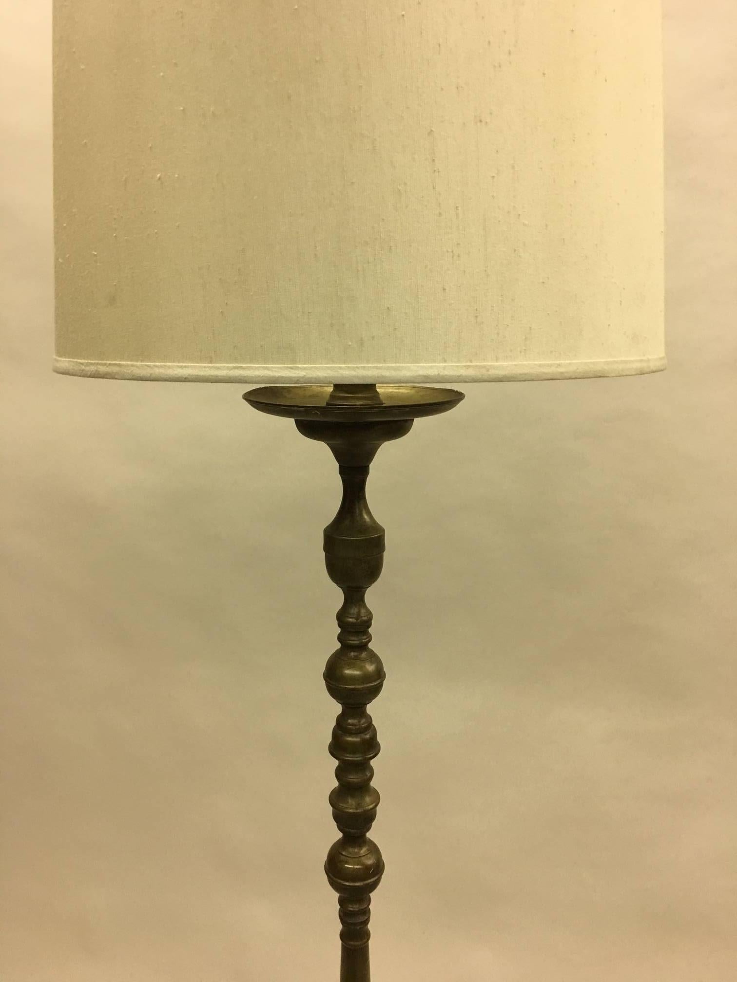 French 1930 baluster form standing lamp in gilt bronze.

Shade shown is for demonstration only. Shade dimensions shown are: D top 17.5 x D bottom 19 x drop 13.
 