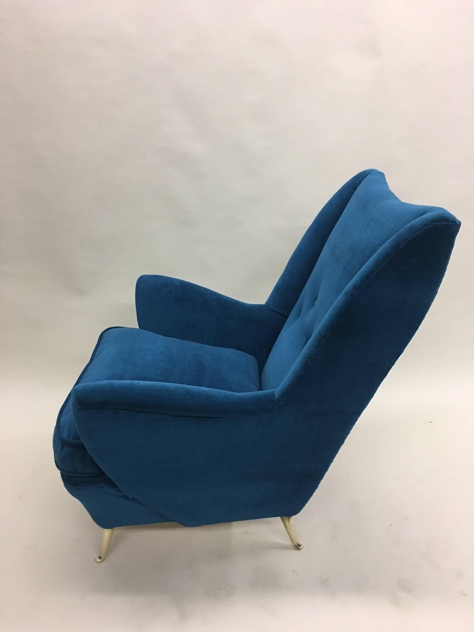 Pair of Large Italian Mid-Century Wingback Lounge Chairs by Arredamenti ISA  In Good Condition In New York, NY