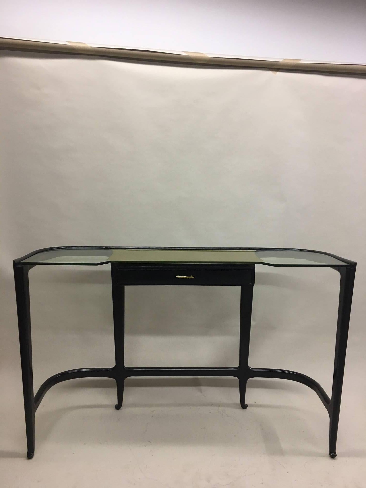 Rare et exquise console ou table à écrire italienne du milieu du siècle, attribuée à Guglielmo Ulrich, vers 1940-1950, réunissant des sensibilités modernes, néoclassiques et Art déco. La console est d'une taille, d'une forme et de lignes