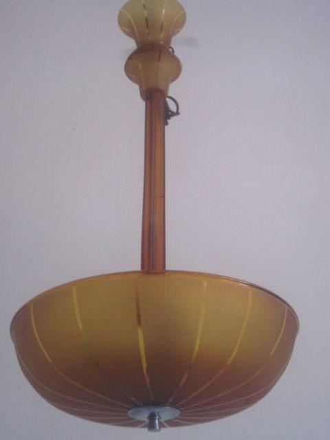 Elegant lustre ou plafonnier vénitien traditionnel du milieu du siècle, en verre aseptisé de couleur ambre avec un simple motif rayé. La lumière est filtrée à travers le verre et vers le haut par trois ampoules Edison pour produire une lueur