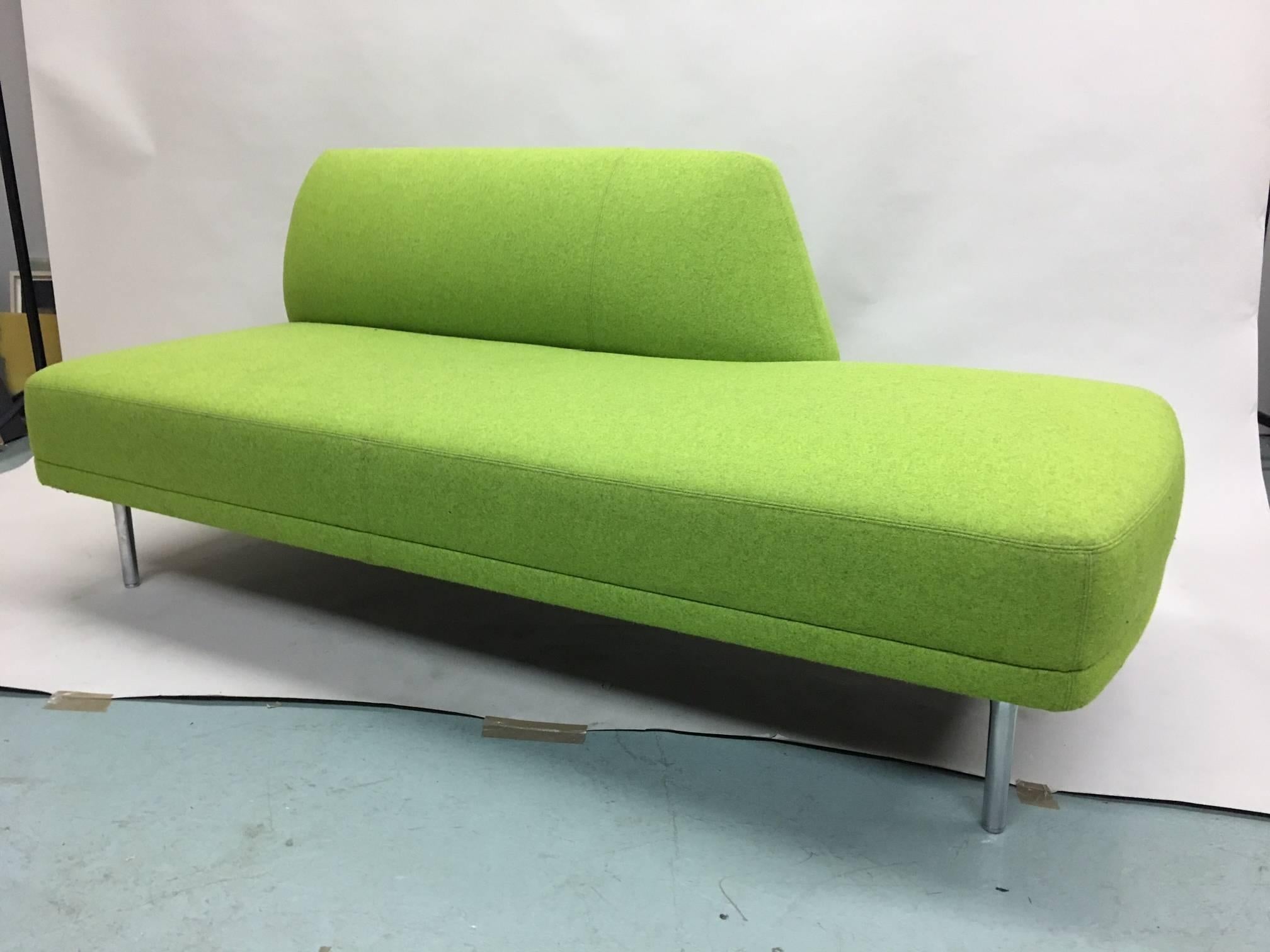 Ein schickes italienisches Design-Sofa im Midcentury-Modern-Stil in dynamischer Form und mit sinnlicher Filzpolsterung in Moosgrün. Seine ungewöhnliche  Die kurze Breite, die niedrige Rückenlehne und die schlichte, niedrige Form verleihen ihm einen