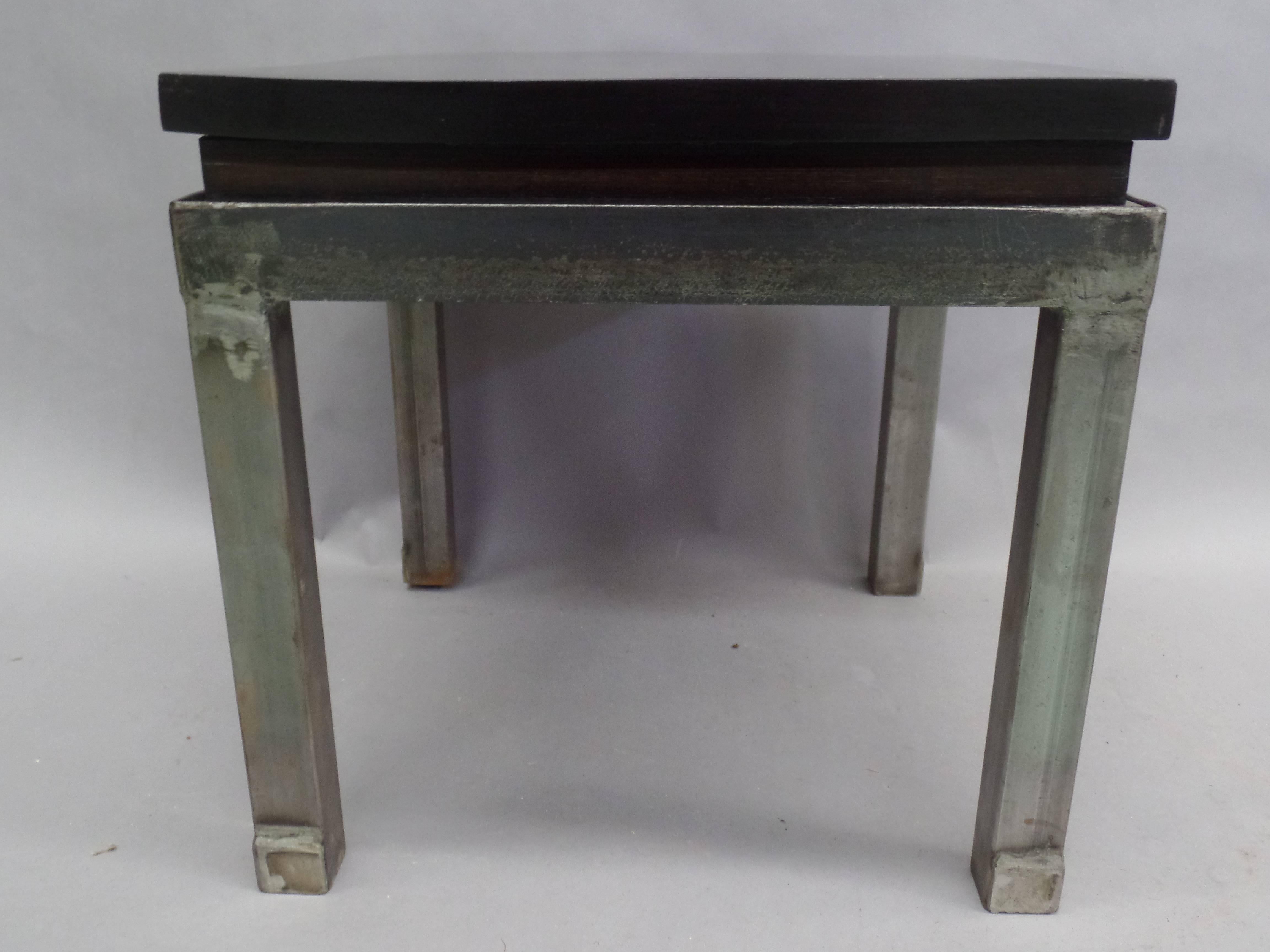 Paar französische moderne handwerkliche Tische oder Beistelltische aus Stahl und Mahagoni, 1930 (Moderne der Mitte des Jahrhunderts) im Angebot