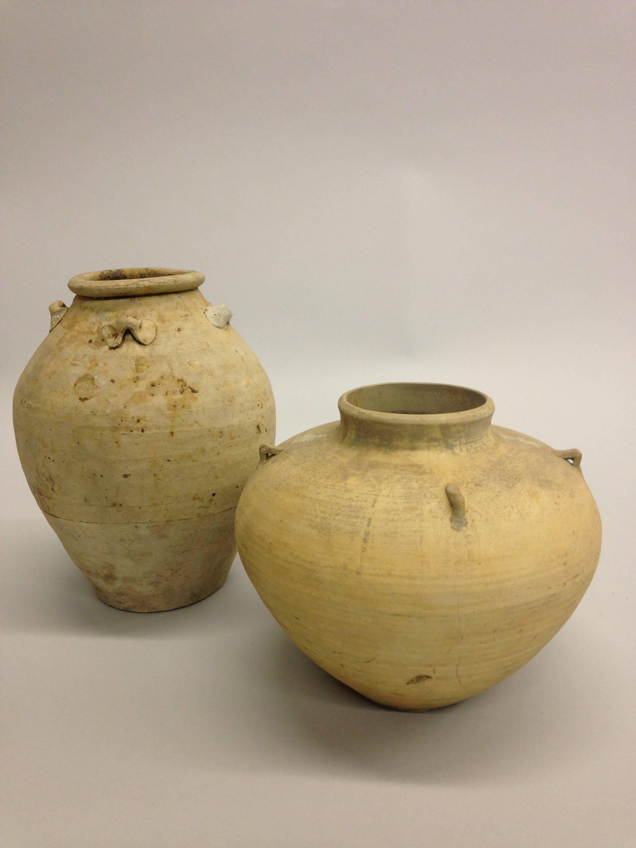 Deux anciennes urnes ou vases khmers. 

Dimensions : H 10,38 x P 8,5 et H 7,5 x P 9

Évalué et vendu à l'unité. 

Références : Poterie, céramique, tribal, rustique, vaisselle, objets, centres de table, pots, bouteilles, bols.
