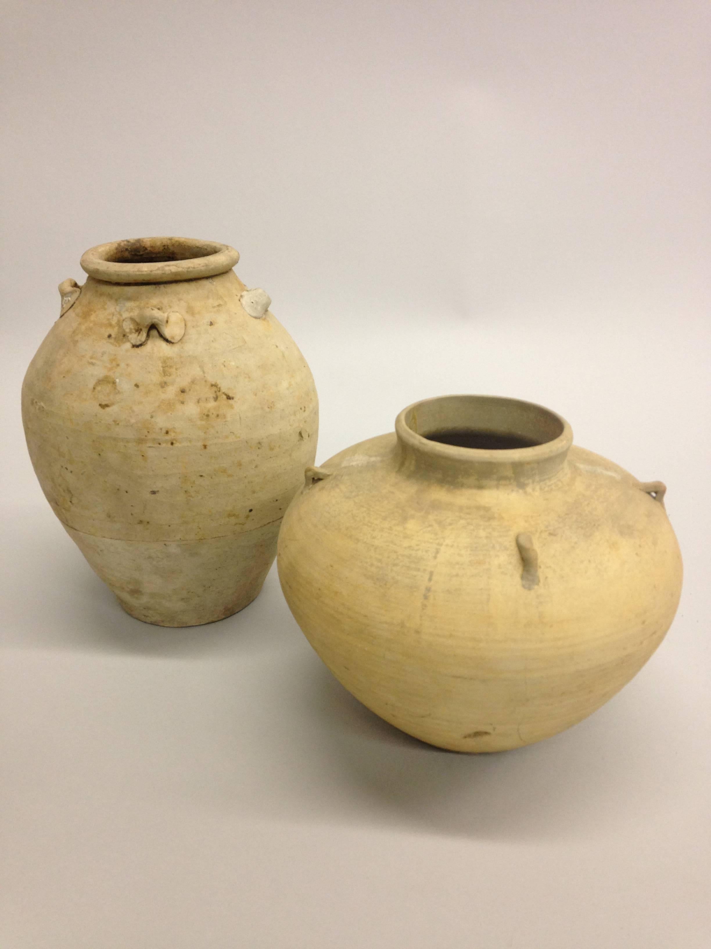 Tribal Deux urnes ou vases anciens cambodgiens en vente