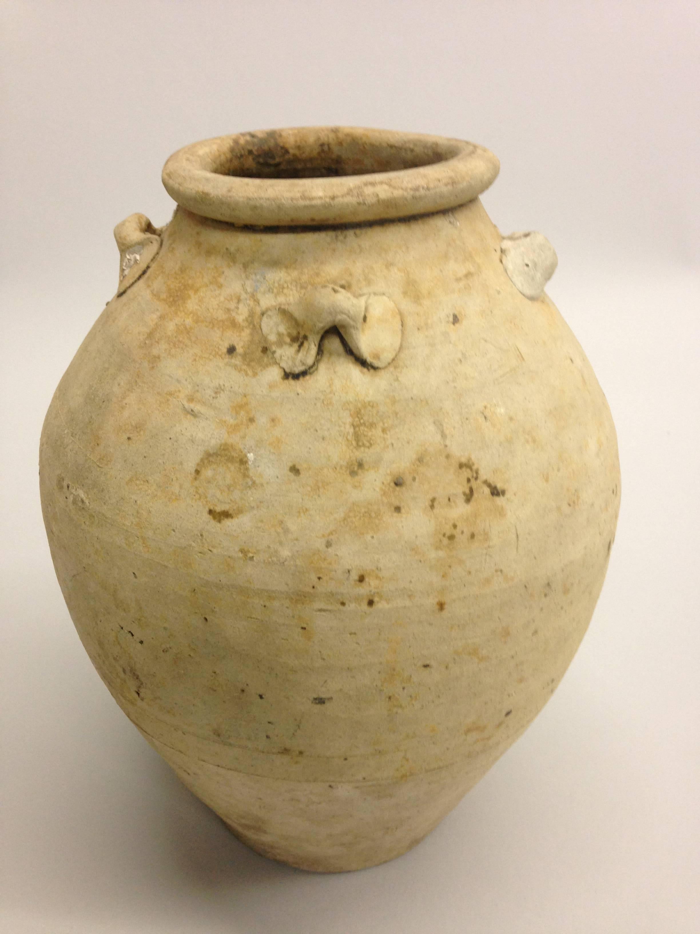 Deux urnes ou vases anciens cambodgiens Bon état - En vente à New York, NY