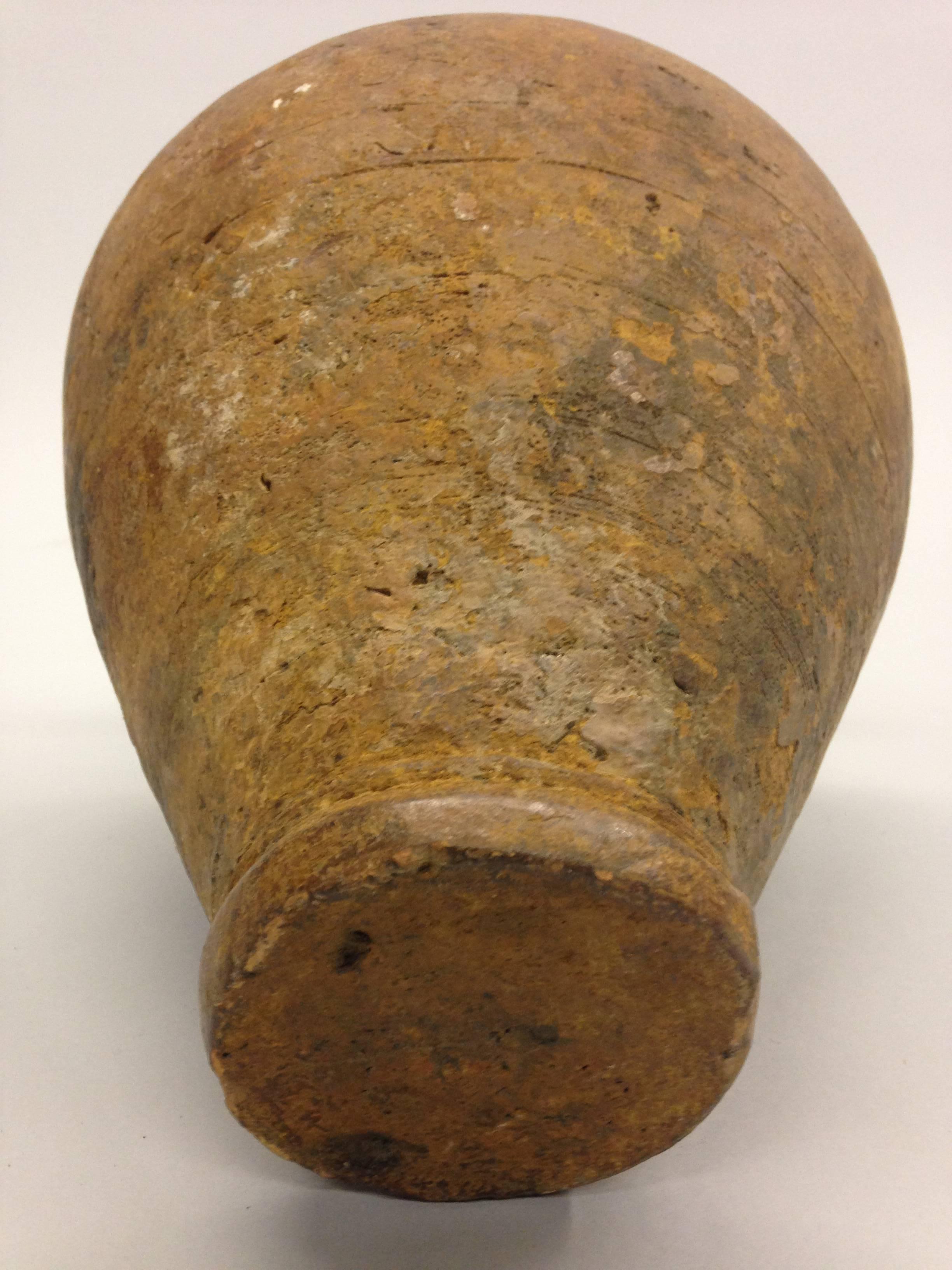 Argile Urne ou vase khmer de forme classique ancienne en vente