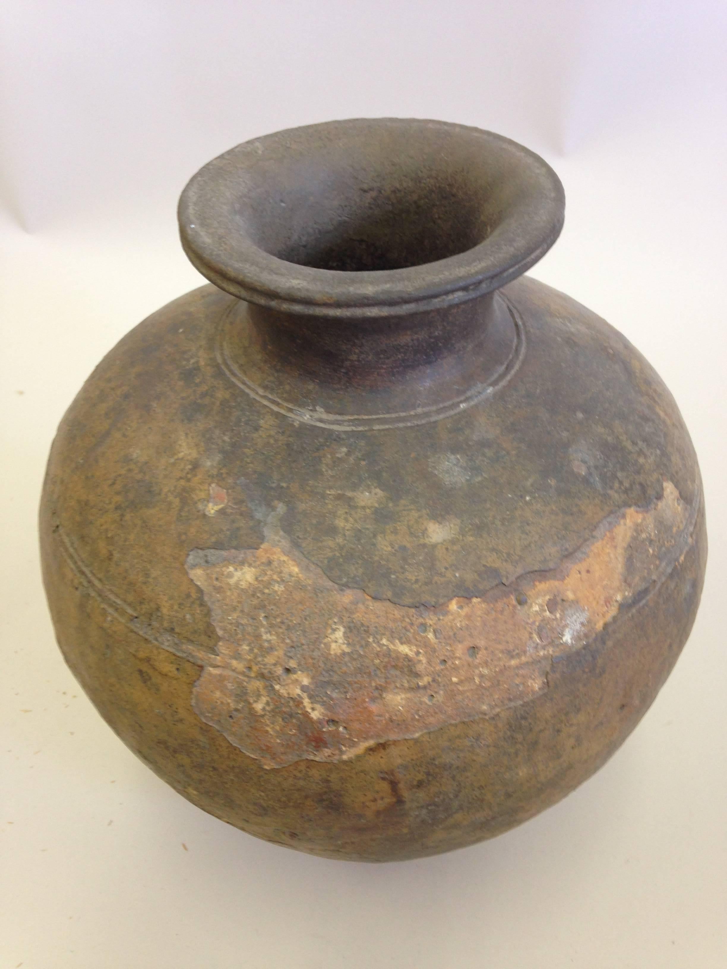 Urna o vaso antico Khmer di grandi dimensioni In condizioni discrete in vendita a New York, NY