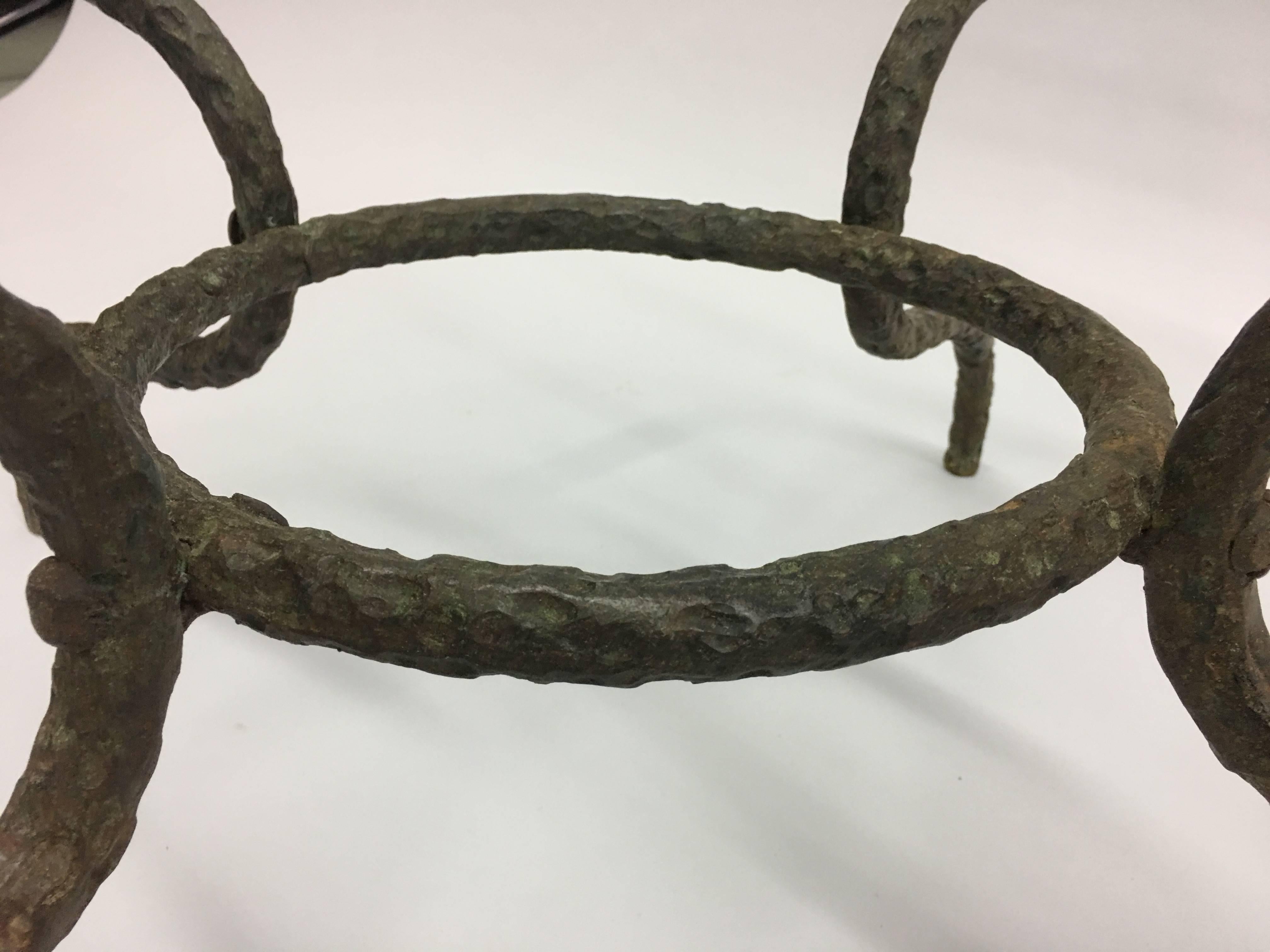 20ième siècle Table basse française du milieu du siècle en fer martelé et bronze dans le style de Giacometti en vente