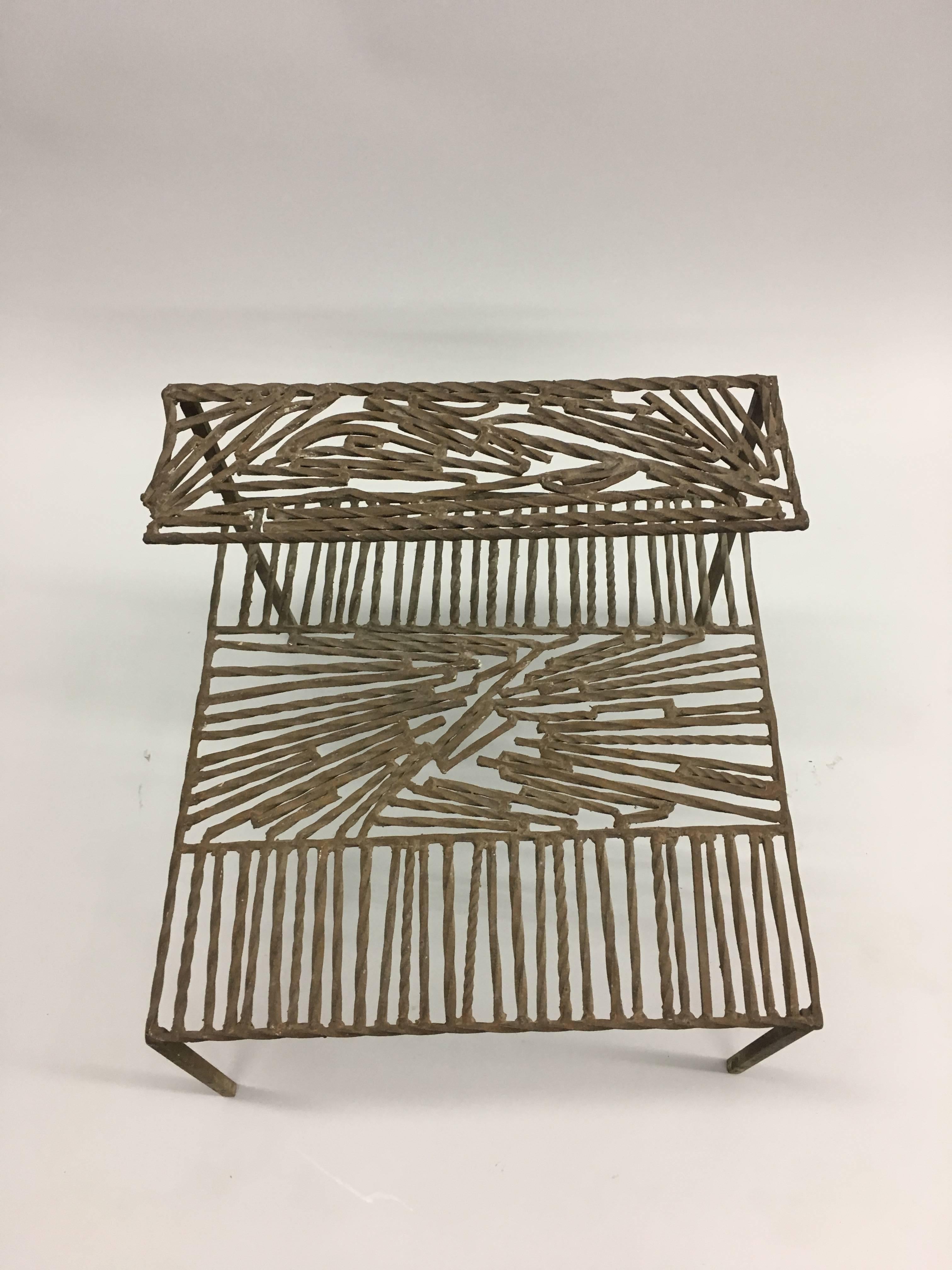 Escultura o mesa auxiliar italiana de hierro forjado 