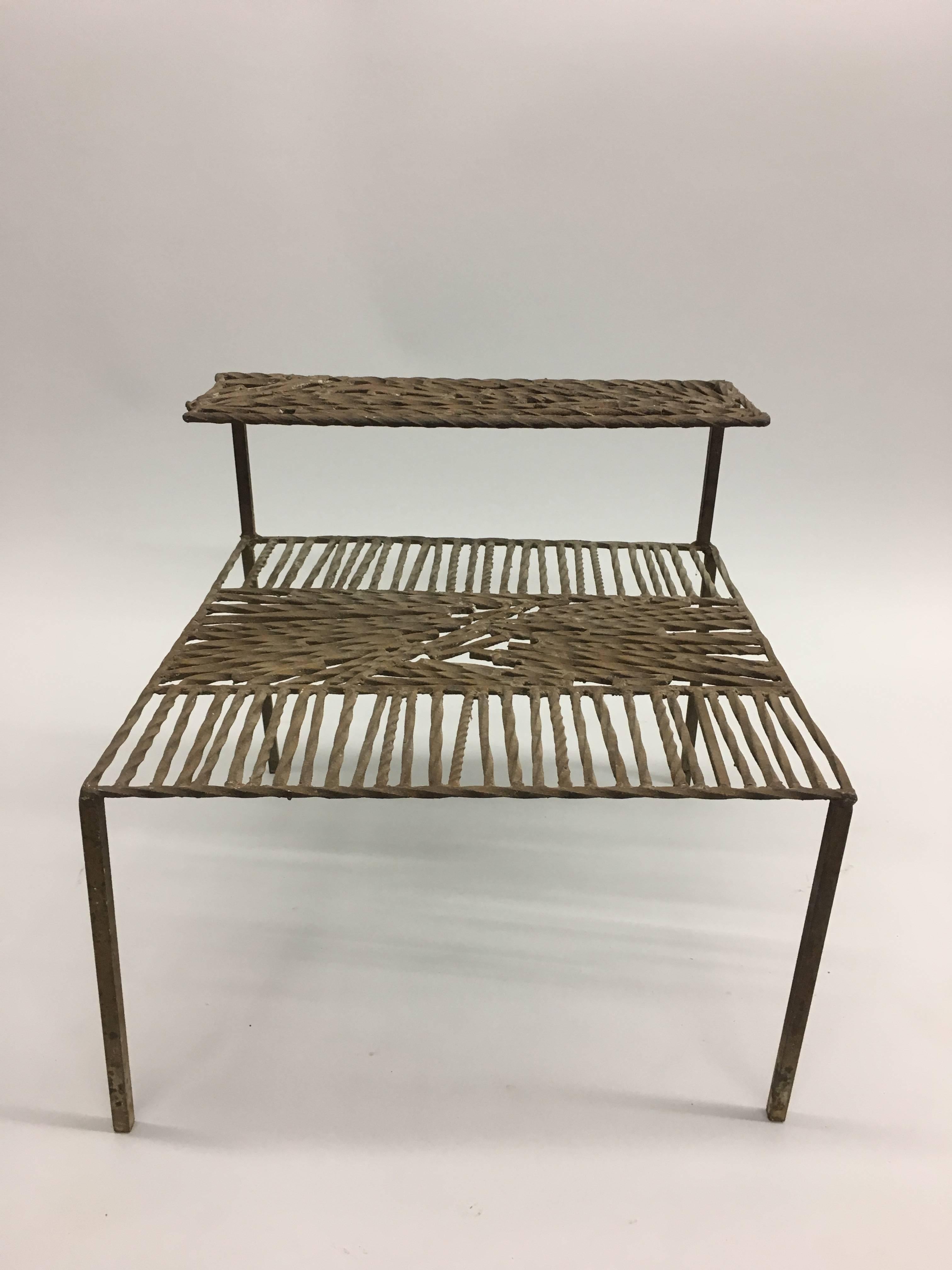 Escultura o mesa auxiliar italiana de hierro forjado 