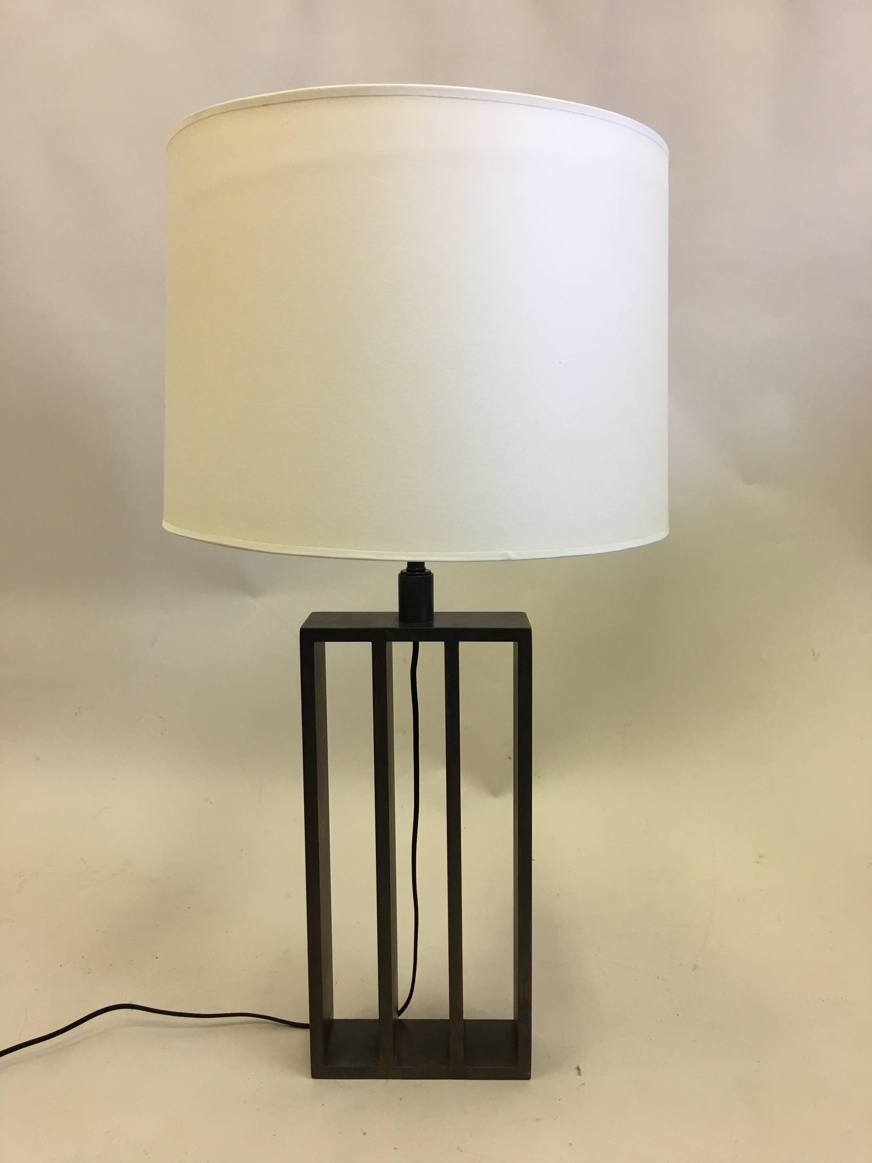 Mid-Century Modern Paire de lampes de table minimalistes françaises en fer forgé dans le style de Jacques Quinet en vente