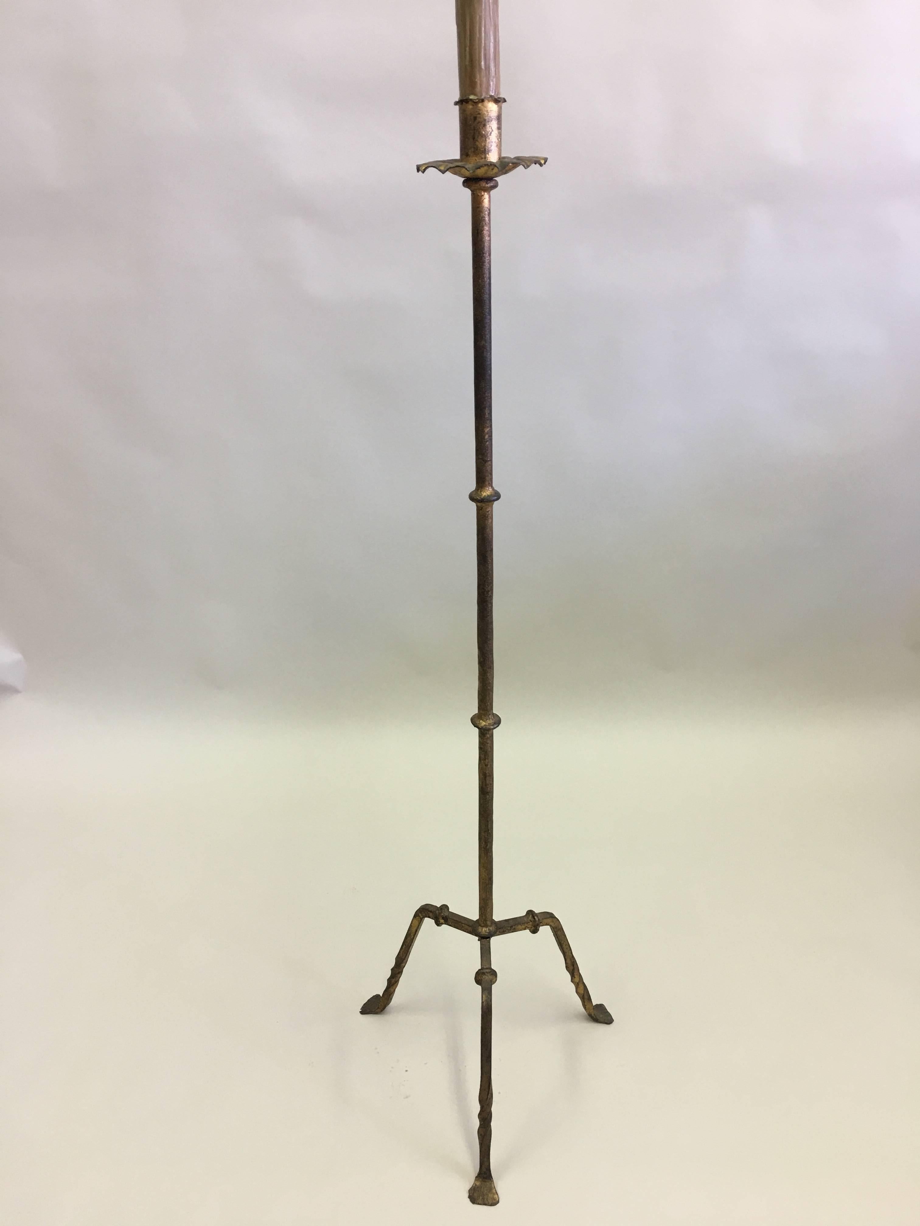 Mid-Century Modern Paire de lampadaires français en fer forgé doré du milieu du siècle dernier, vers 1940 en vente