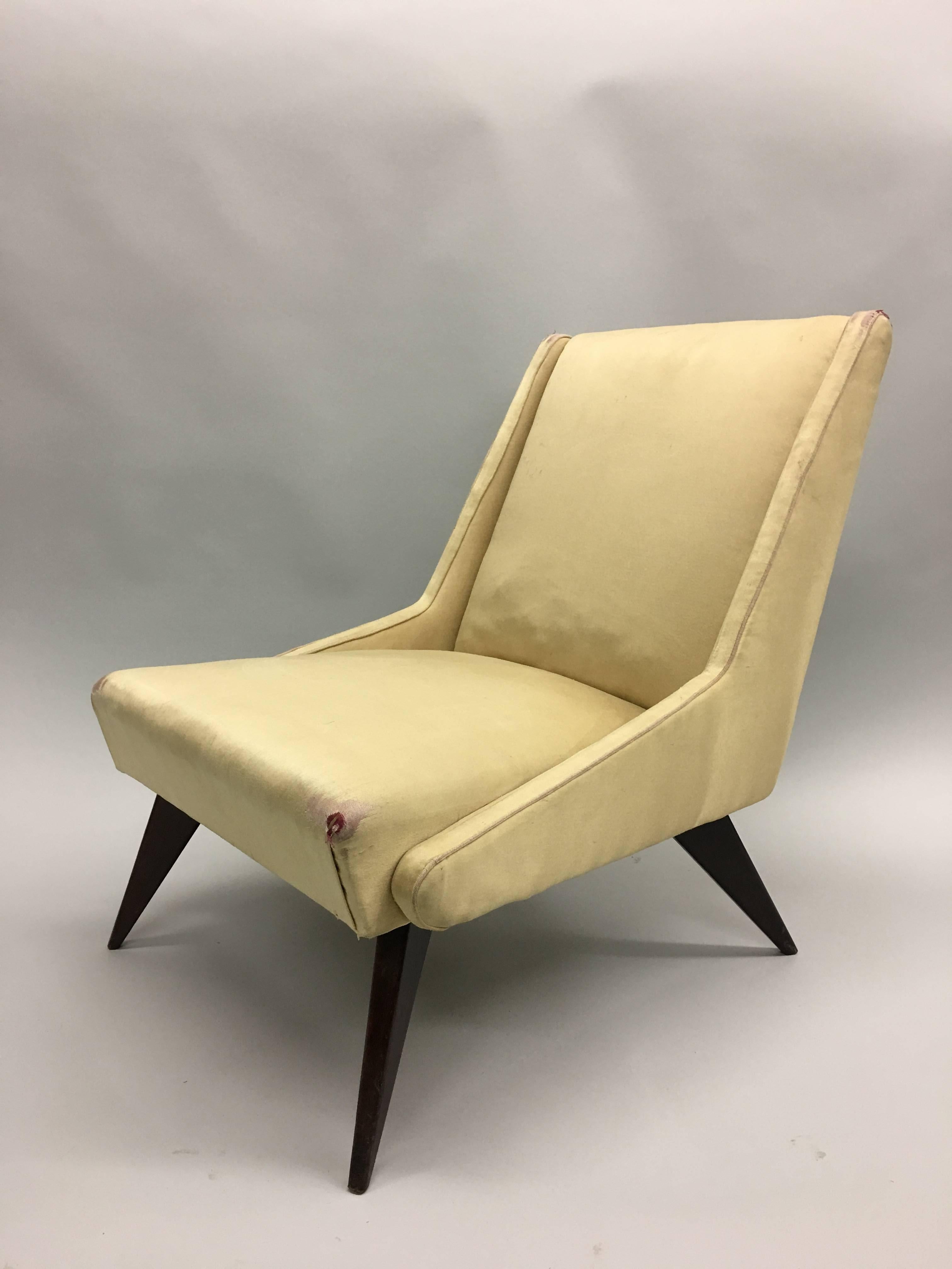 Paire iconique de fauteuils italiens des années 1950 par ISA en bois dur et tapisserie reposant sur des pieds évasés et effilés et présentant d'élégants accoudoirs et supports latéraux angulaires. Des chefs-d'œuvre de design, sobres et sensuels.