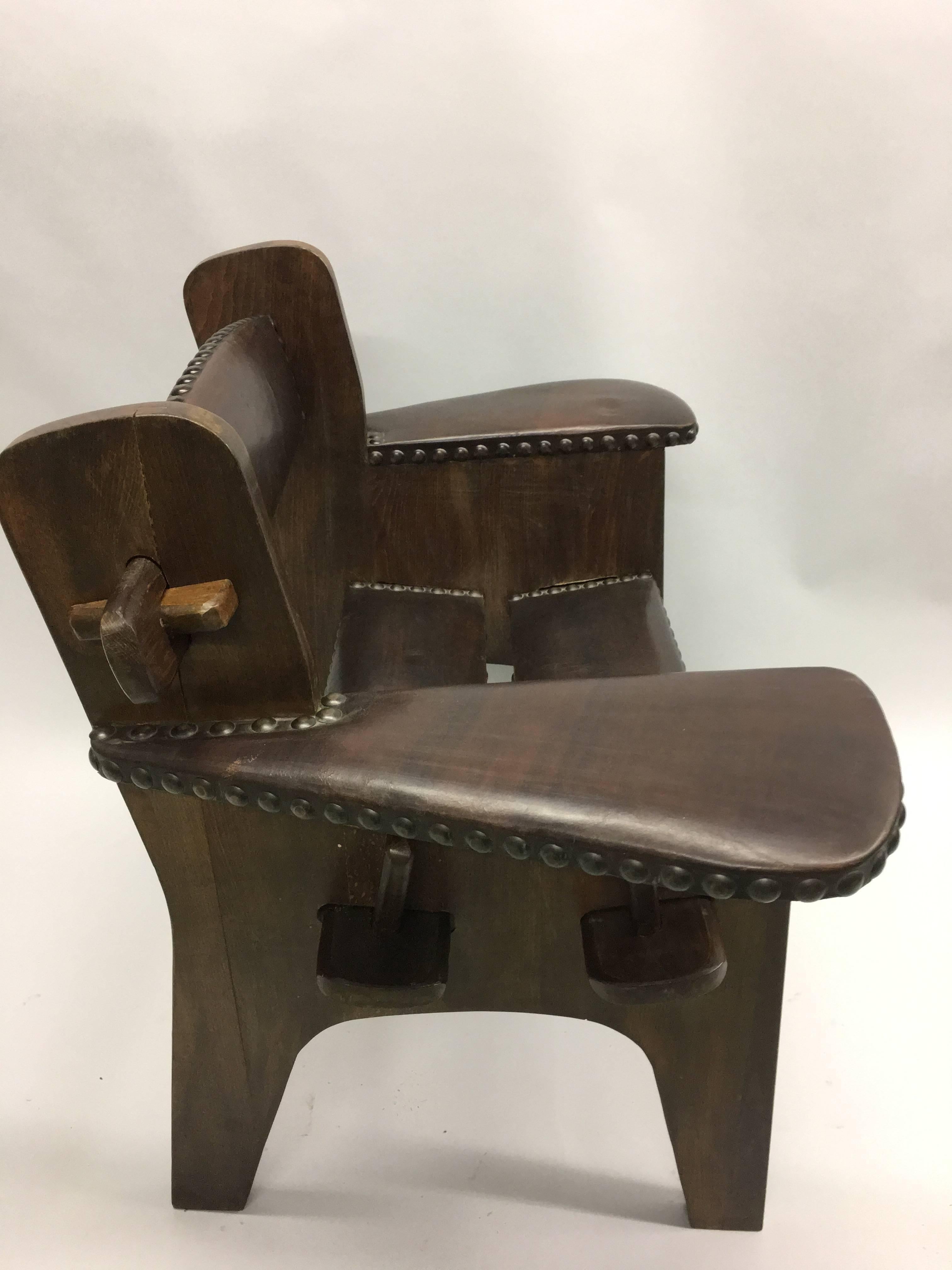 Paar italienische futuristische Loungesessel aus Holz und Leder aus Holz, Giacomo Balla zugeschrieben im Zustand „Starke Gebrauchsspuren“ im Angebot in New York, NY