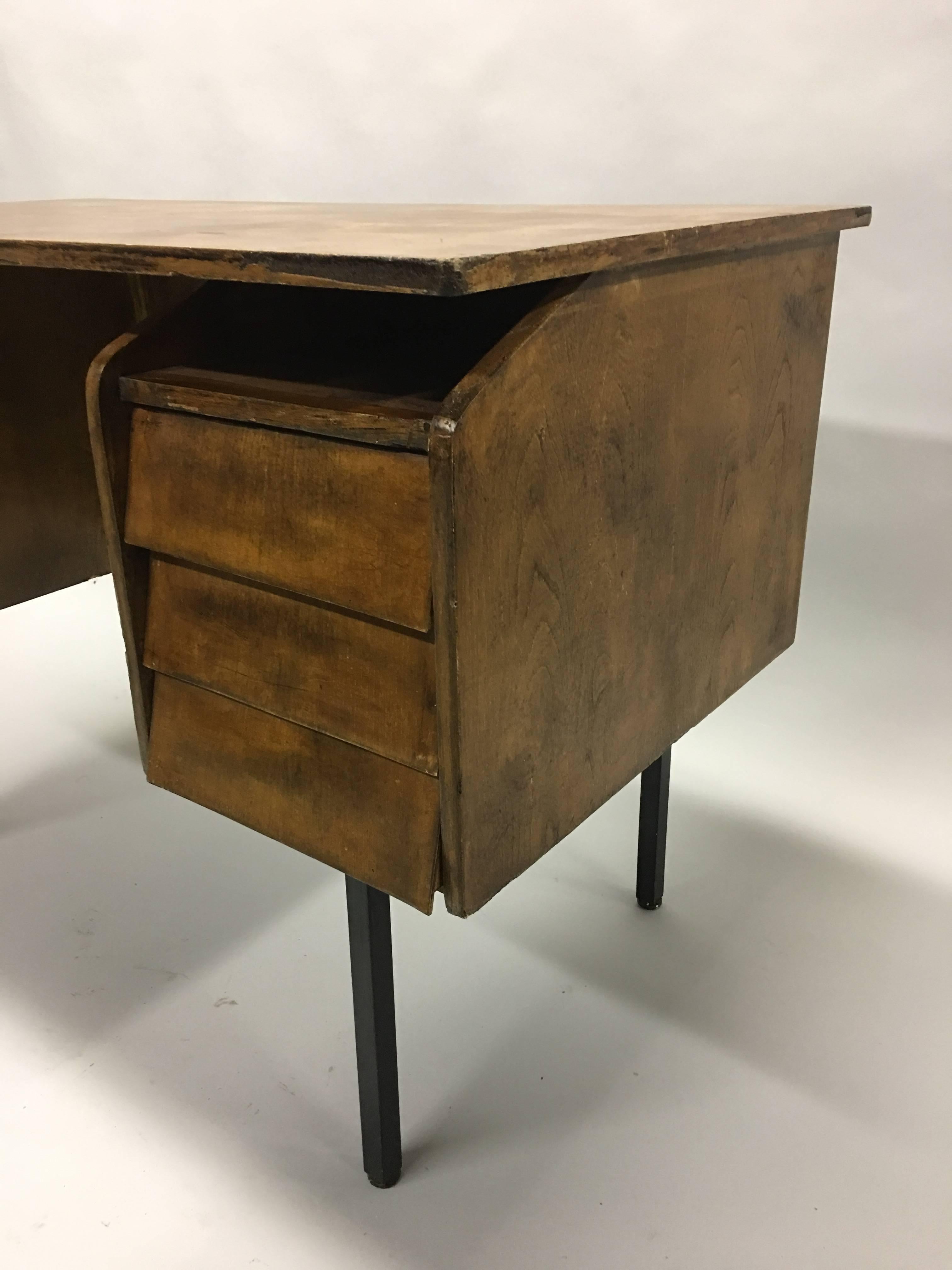 Deutscher freitragender Mid-Century-Modern-Schreibtisch aus Holz und Metall von Voss, 1950 im Zustand „Relativ gut“ im Angebot in New York, NY