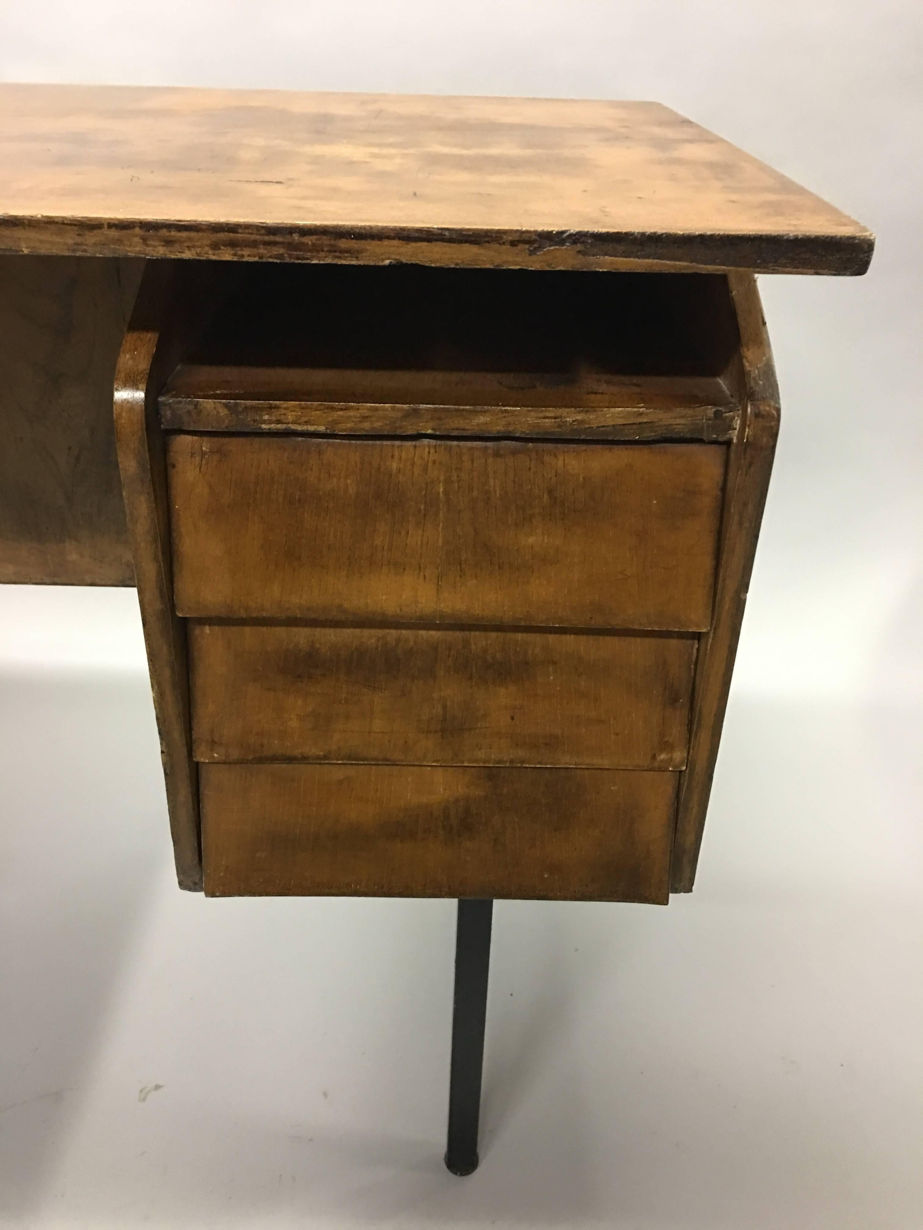 Deutscher freitragender Mid-Century-Modern-Schreibtisch aus Holz und Metall von Voss, 1950 (20. Jahrhundert) im Angebot