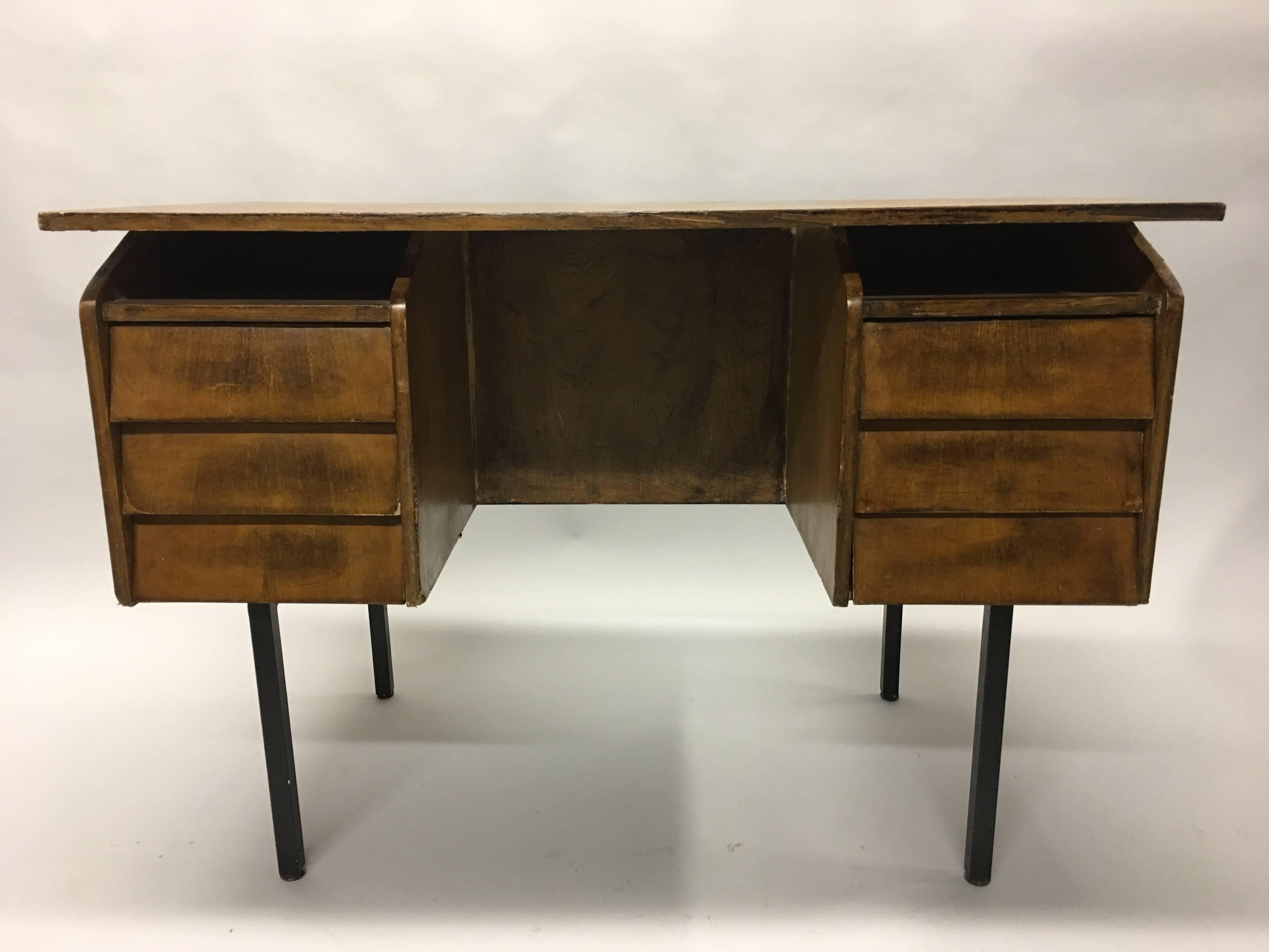 Deutscher freitragender Mid-Century-Modern-Schreibtisch aus Holz und Metall von Voss, 1950 (Moderne der Mitte des Jahrhunderts) im Angebot