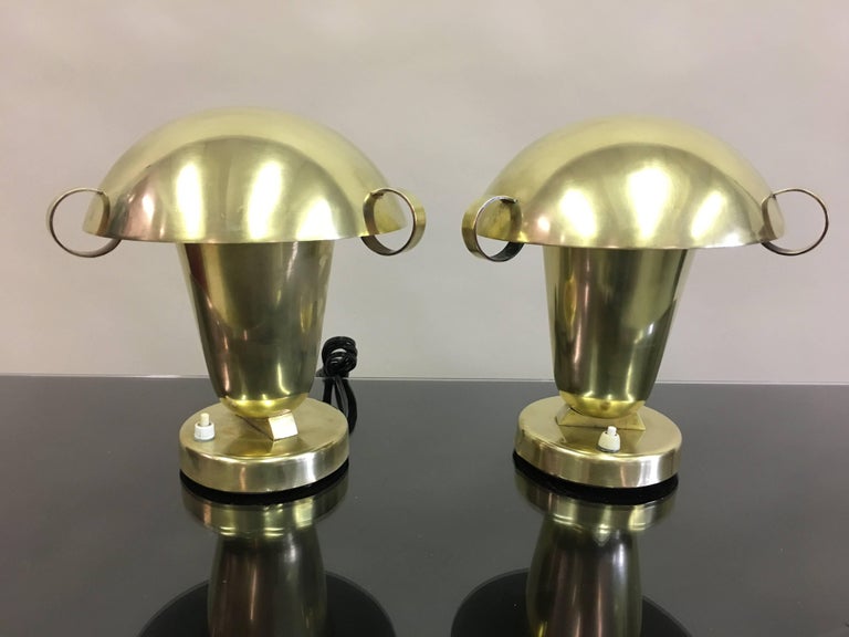 Elegant and rare pair of Italian modern neoclassical solid brass desk lamps / bed-side or nightstand lamps, Attributed to Gio Ponti and Pietro Chiesa for Fontana Arte, circa 1930.

The lamps are supported by round brass bases and urn form circular