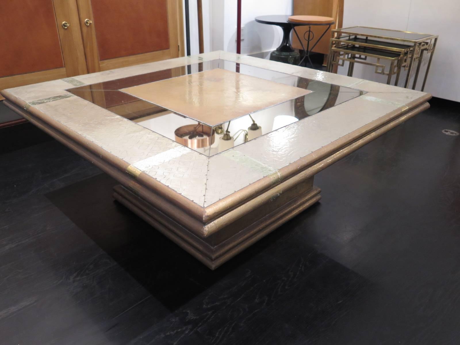 Large-scale coffee table in brass, iron and tinted glass designed by
Rodolfo Dubarry. The metal top is etched with tile design and leaf patterns.
Original tinted glass frame and finishes. Open to customization.