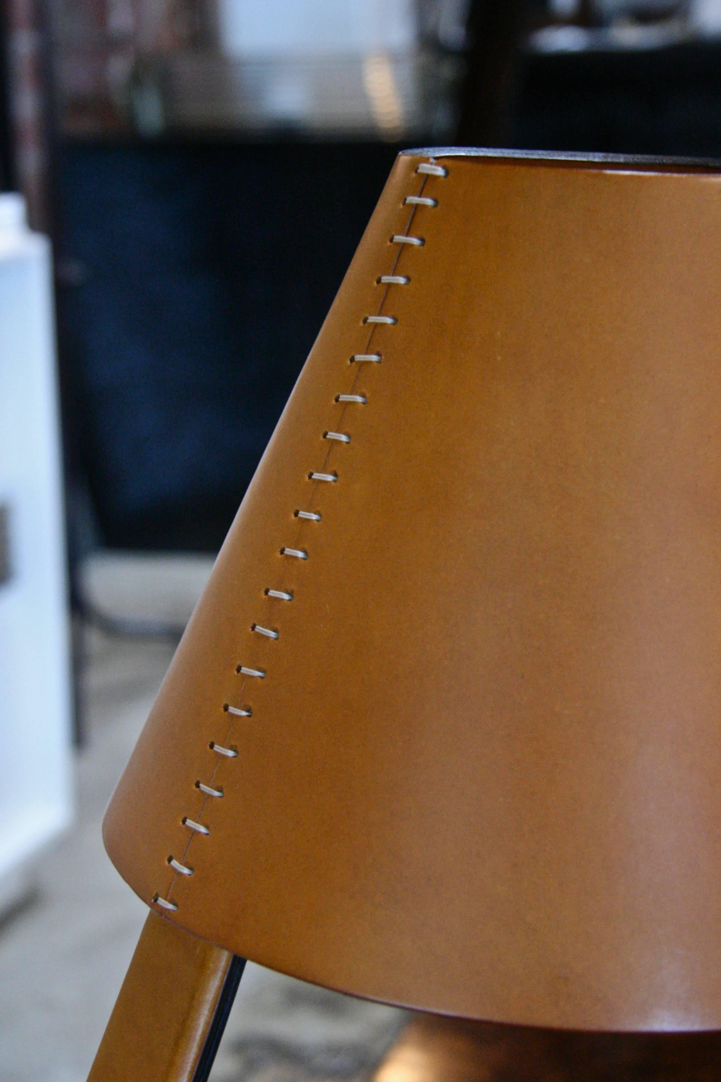 Italian table lamp in leather.