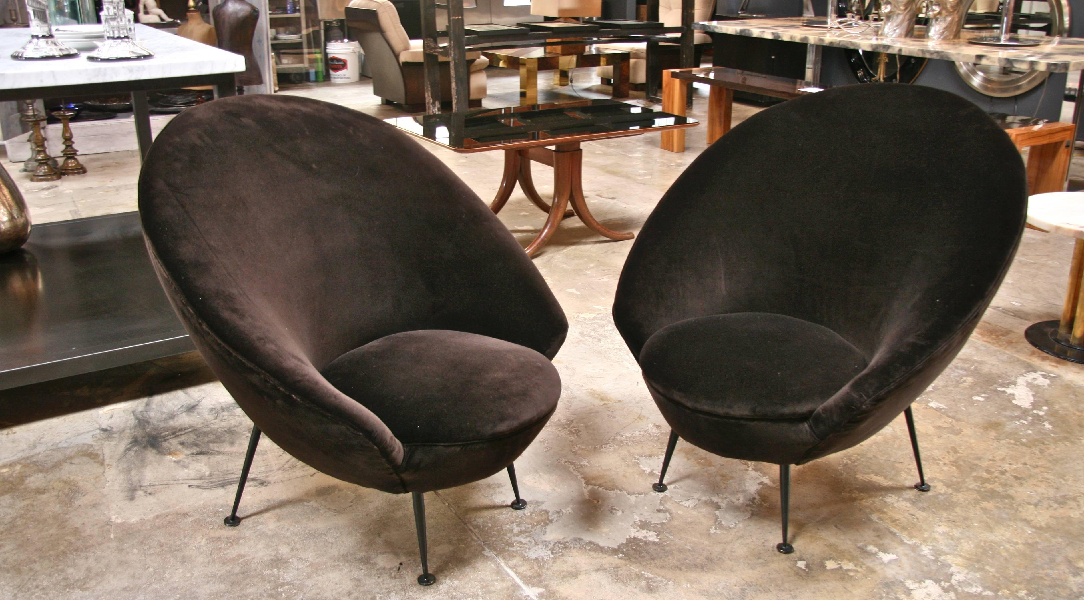 What came first, the egg chairs or Parisi....? gorgeous Italian design at its best.
