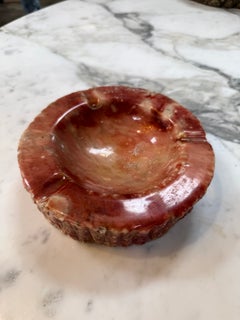 Cenicero vintage de mármol rosa – Piedra tallada con borde de textura rústica