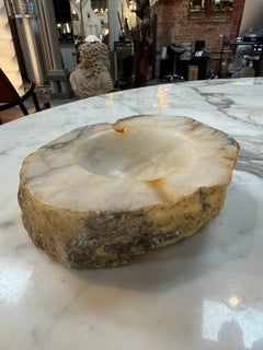 Cenicero vintage de mármol con bordes naturales – Piedra con vetas blancas y grises