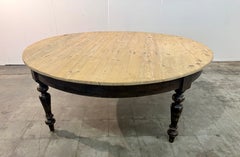 Mesa de comedor grande, redonda y rústica de pino con patas torneadas ebonizadas