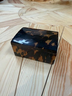 Caja de imitación de madera de carey con tapa abombada