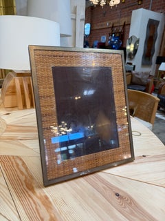 Bilderrahmen aus geflochtenem Rattan mit Metallrand