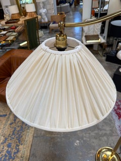 Elegante lampada da terra in ottone con braccio girevole e paralume plissettato