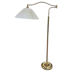 Elegante lampada da terra in ottone con braccio girevole e paralume plissettato