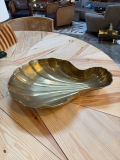 Vassoio scultoreo in ottone a forma di conchiglia