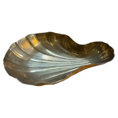 Vassoio scultoreo in ottone a forma di conchiglia