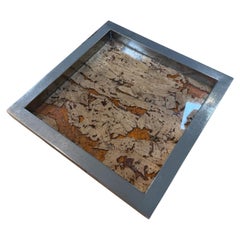 Vintage-Tablett in quadratischer Form mit Korkintarsie und Metallrahmen