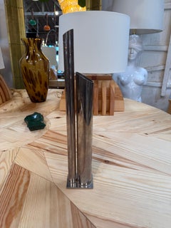 Vaso scultoreo modernista in metallo a doppio tubo