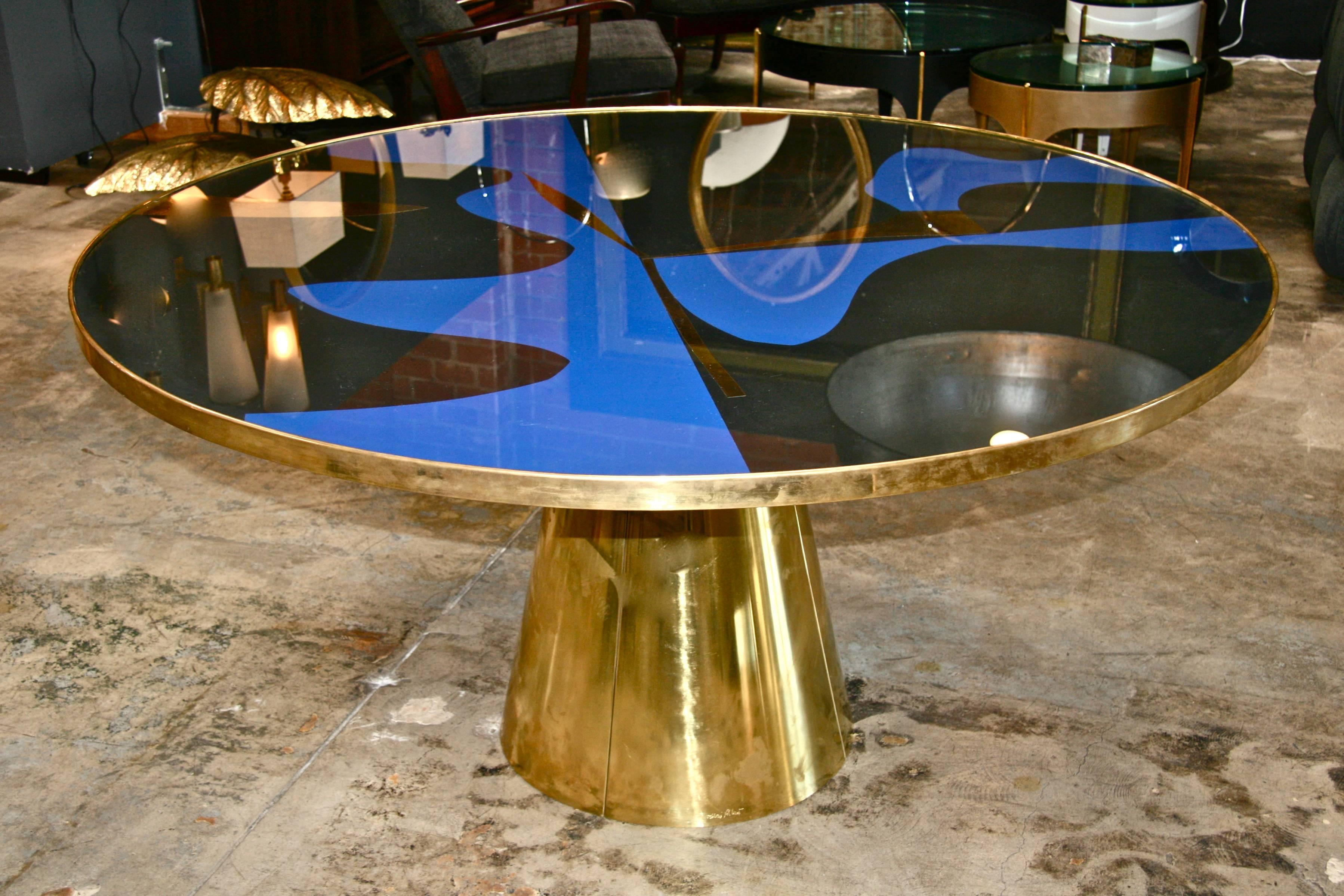 Italian round brass dining table.
Base in brass and wood.