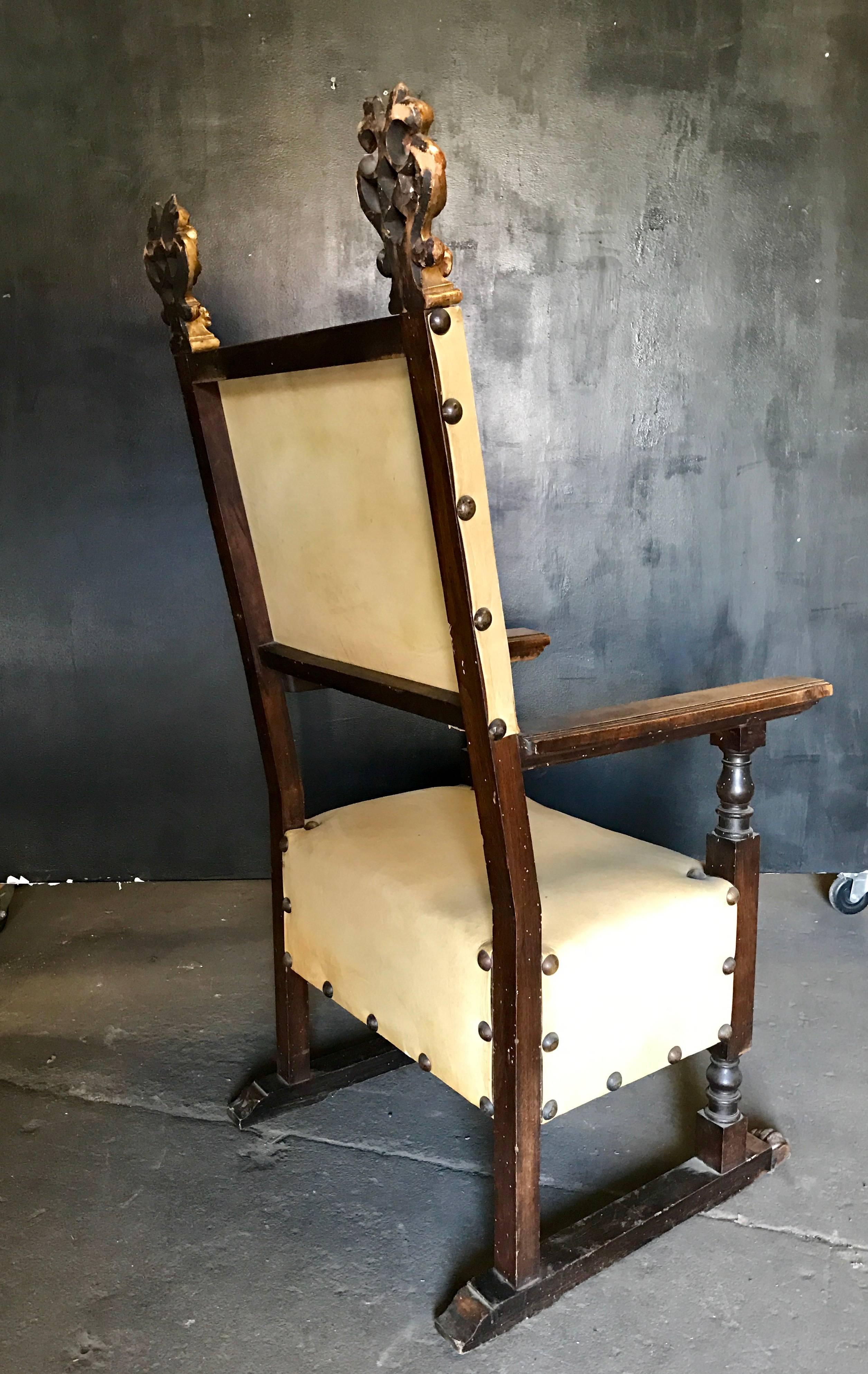 Italienischer geschnitzter Sessel aus Nussbaumholz, 19. Jahrhundert  im Angebot 2
