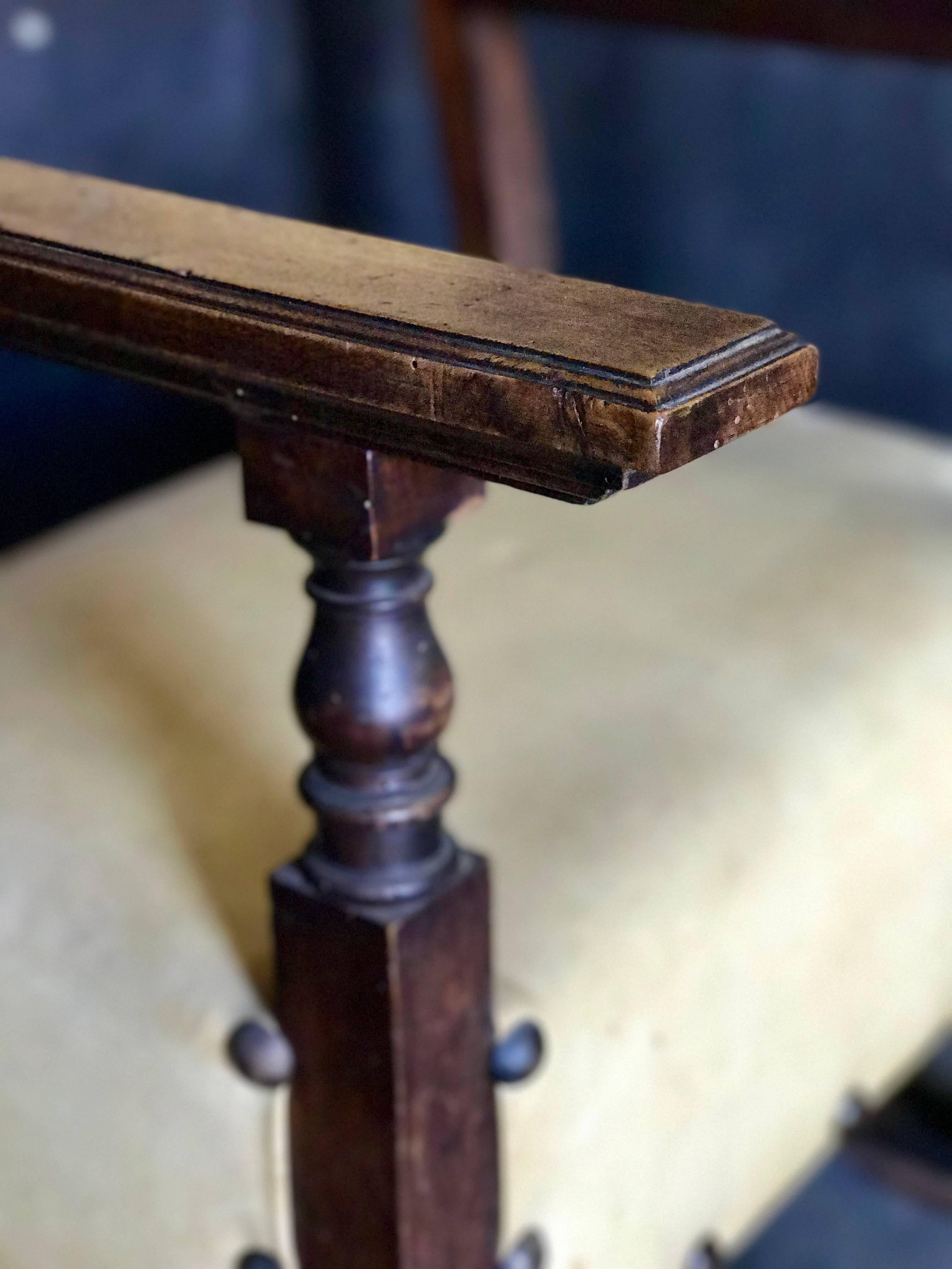 Italienischer geschnitzter Sessel aus Nussbaumholz, 19. Jahrhundert  im Angebot 3