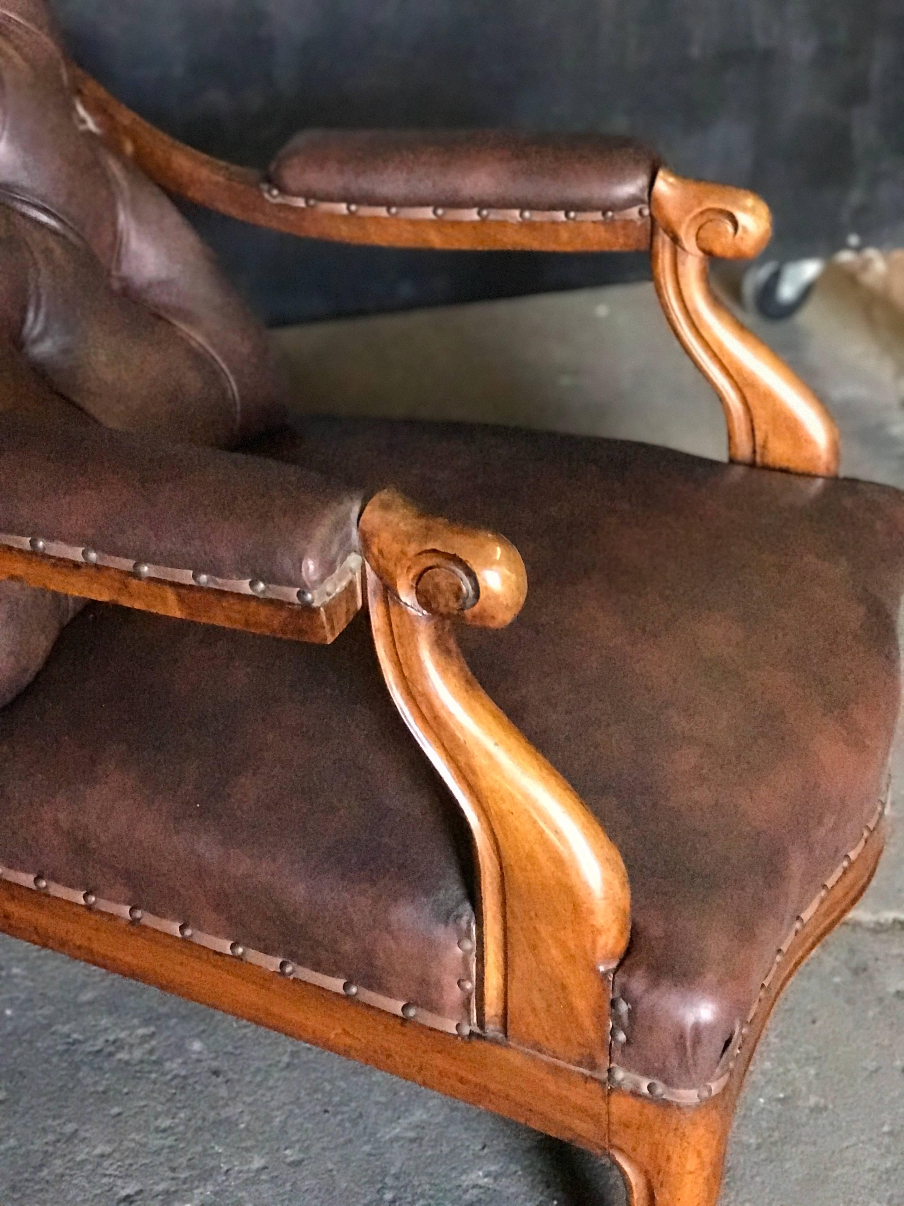 Italian Tufted Leather and Walnut Bergère In Excellent Condition For Sale In Los Angeles, CA
