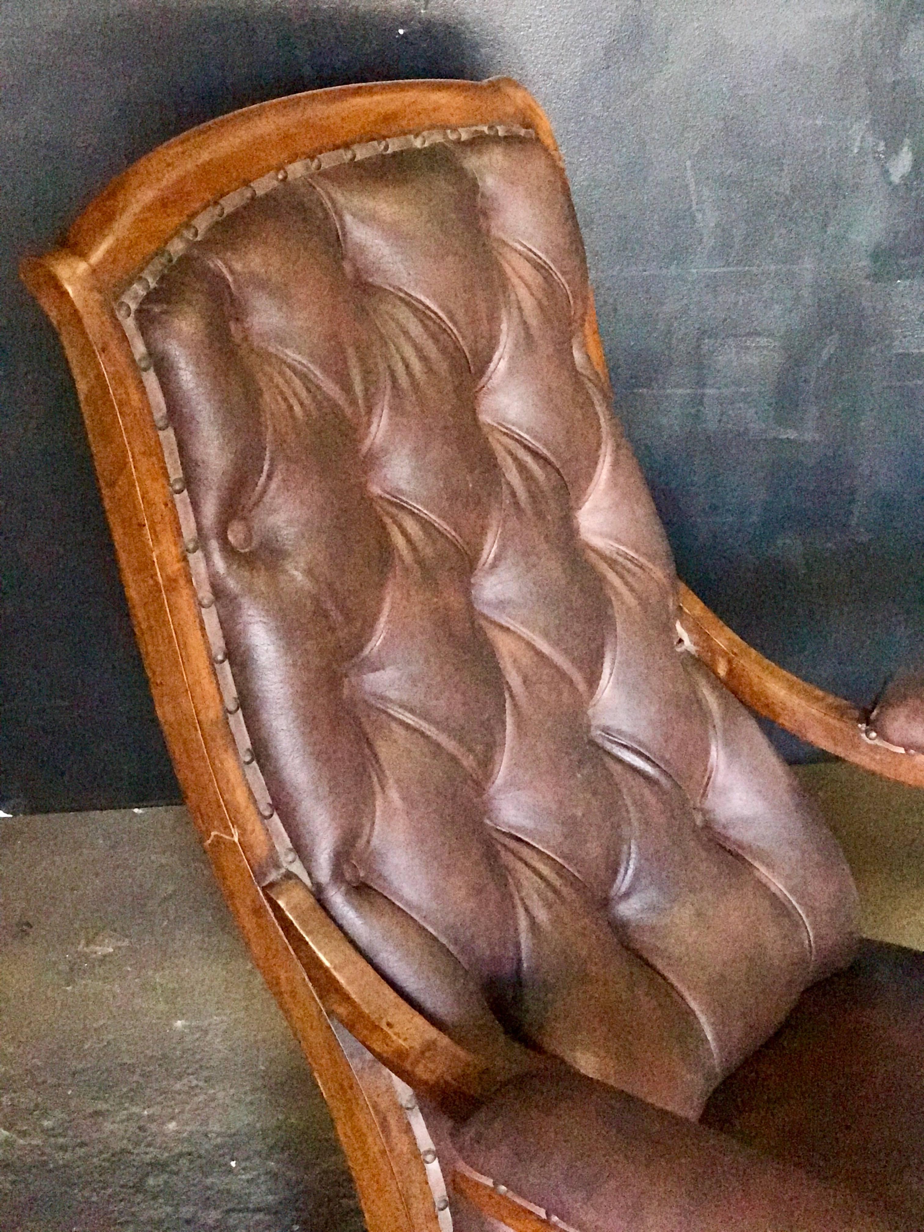 Mid-20th Century Italian Tufted Leather and Walnut Bergère For Sale