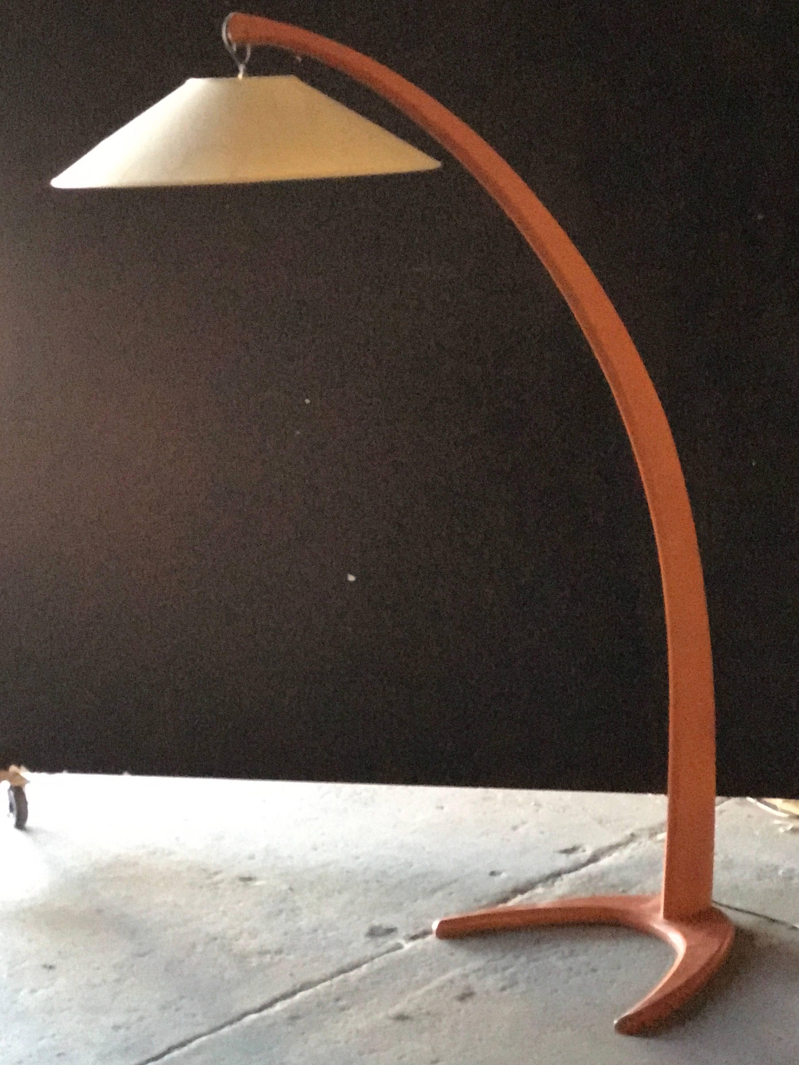 Italian 1950s wood arc floor light. The wood does all the work in this unusual 1950s fine fixture.