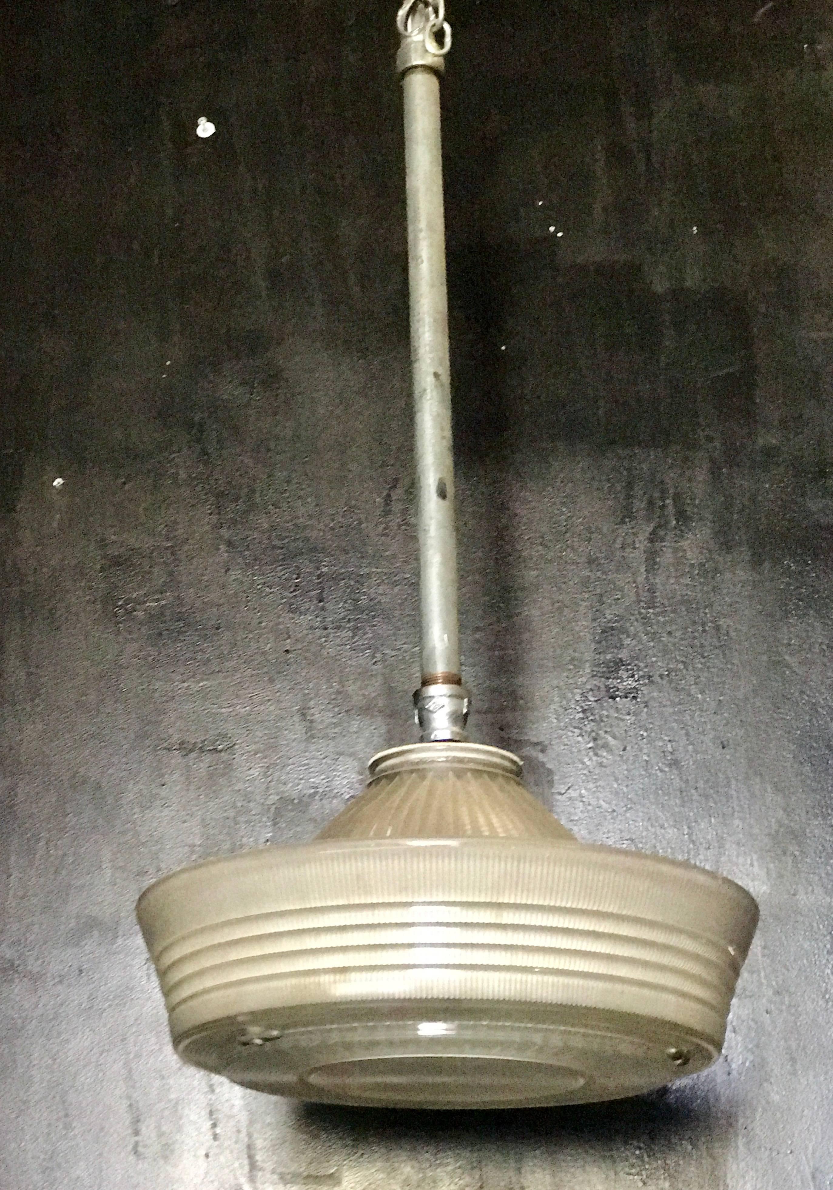 Industrielle 40er Jahre Pendelleuchten. Dieses Stück passt gut zu einem traditionellen oder modernen Stil!