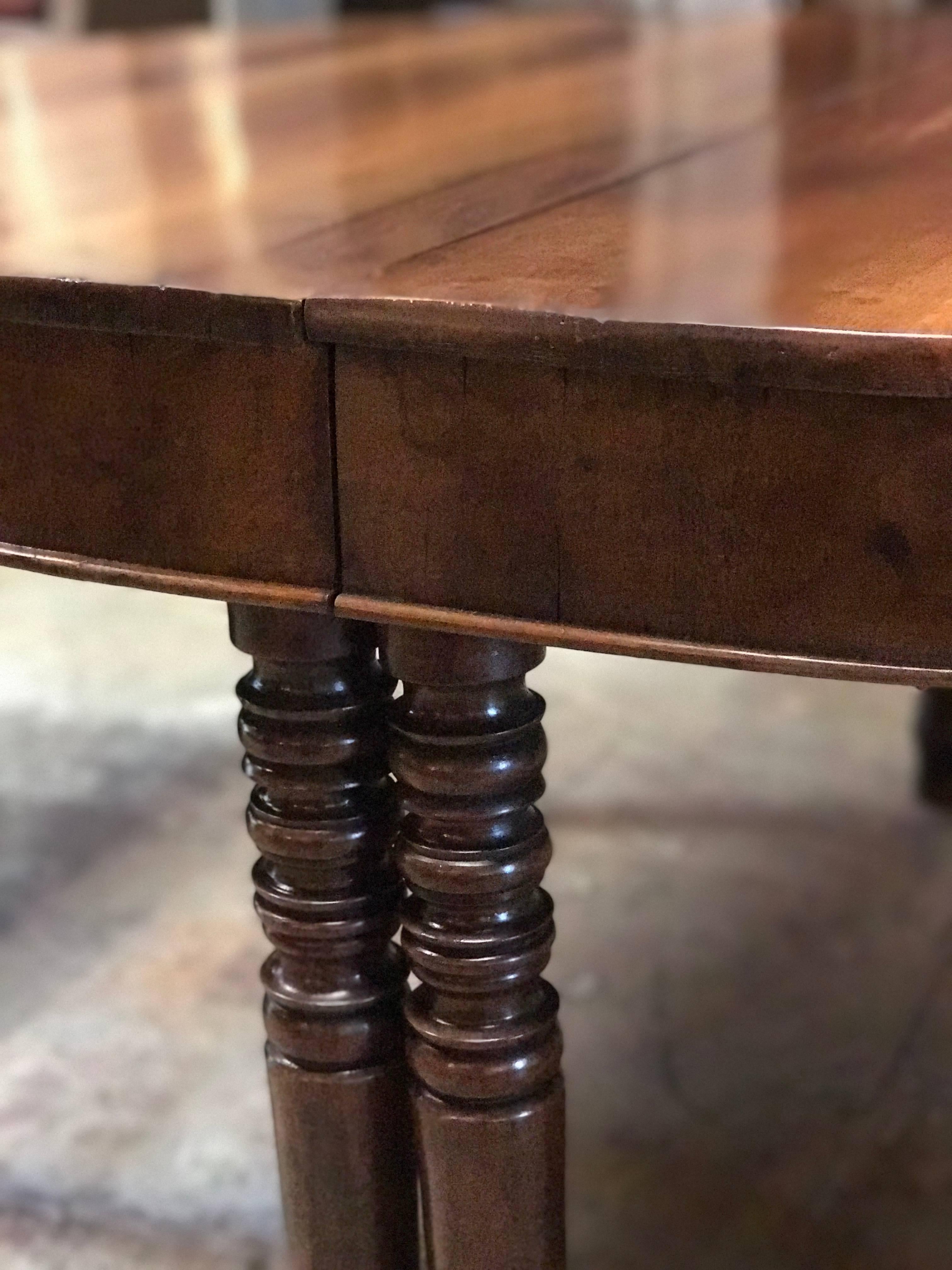 Stunning 18th Century, Italian Oval Extending Walnut Dining Table In Excellent Condition In Los Angeles, CA