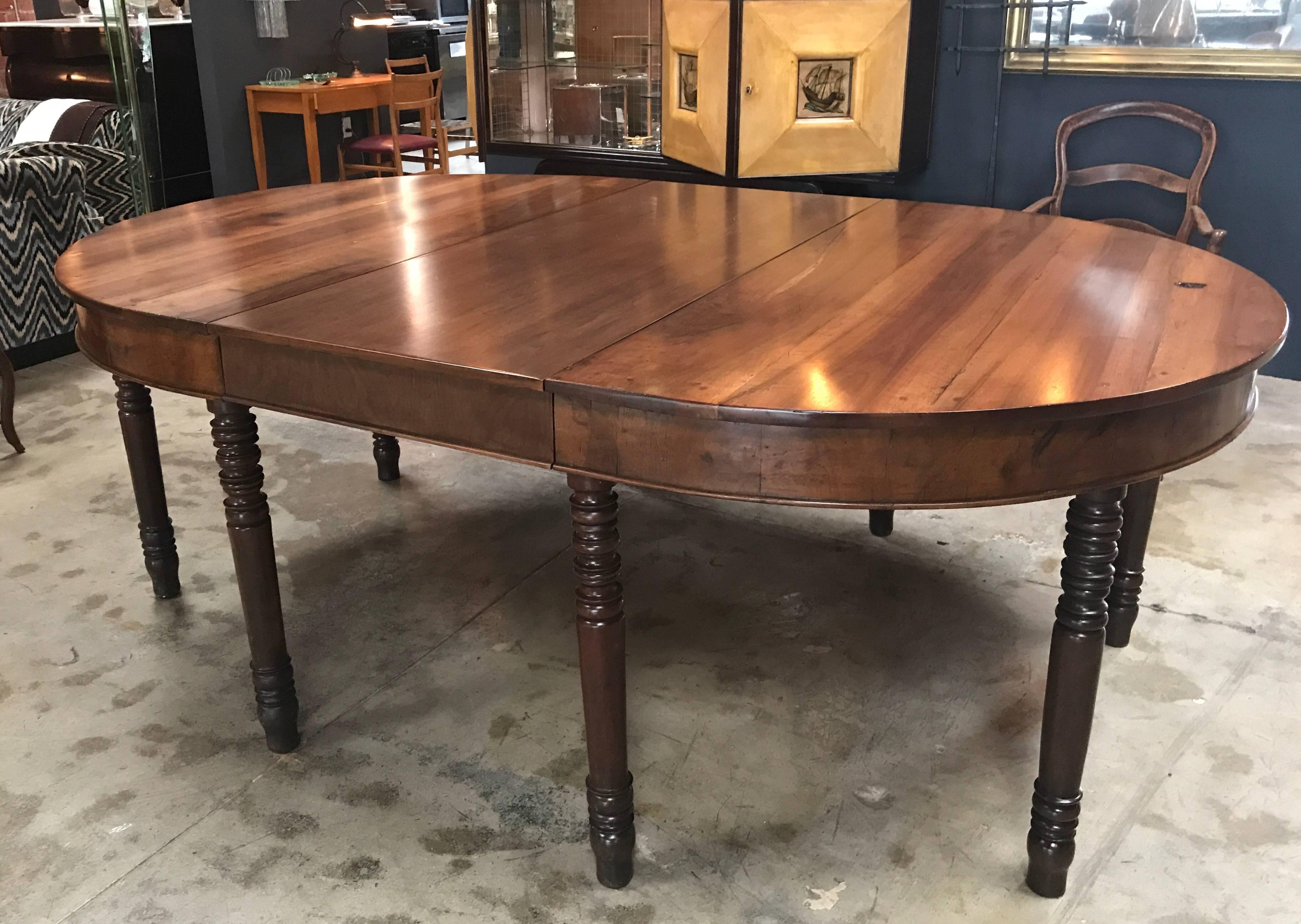 18th century Italian oval extending walnut dining table. Includes two leaves which measure 24" each.
Without extension this beauty measures 66" long and with both leaves becomes 114" in length.
  