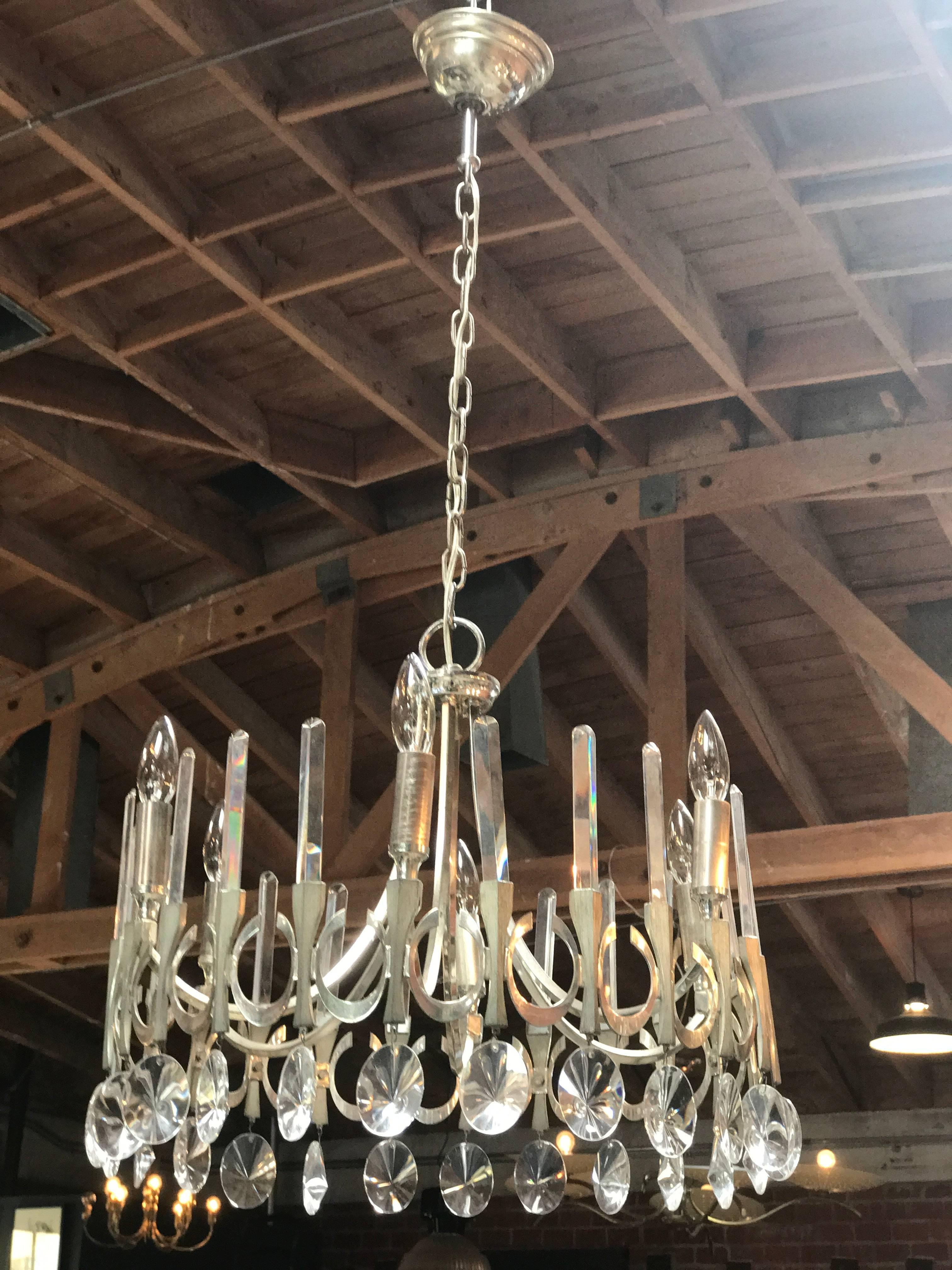 Coppia di lampadari Gaetano Sciolari in argento e cristallo.
Molto eleganti, venduti in coppia, ma anche come singoli.

 
