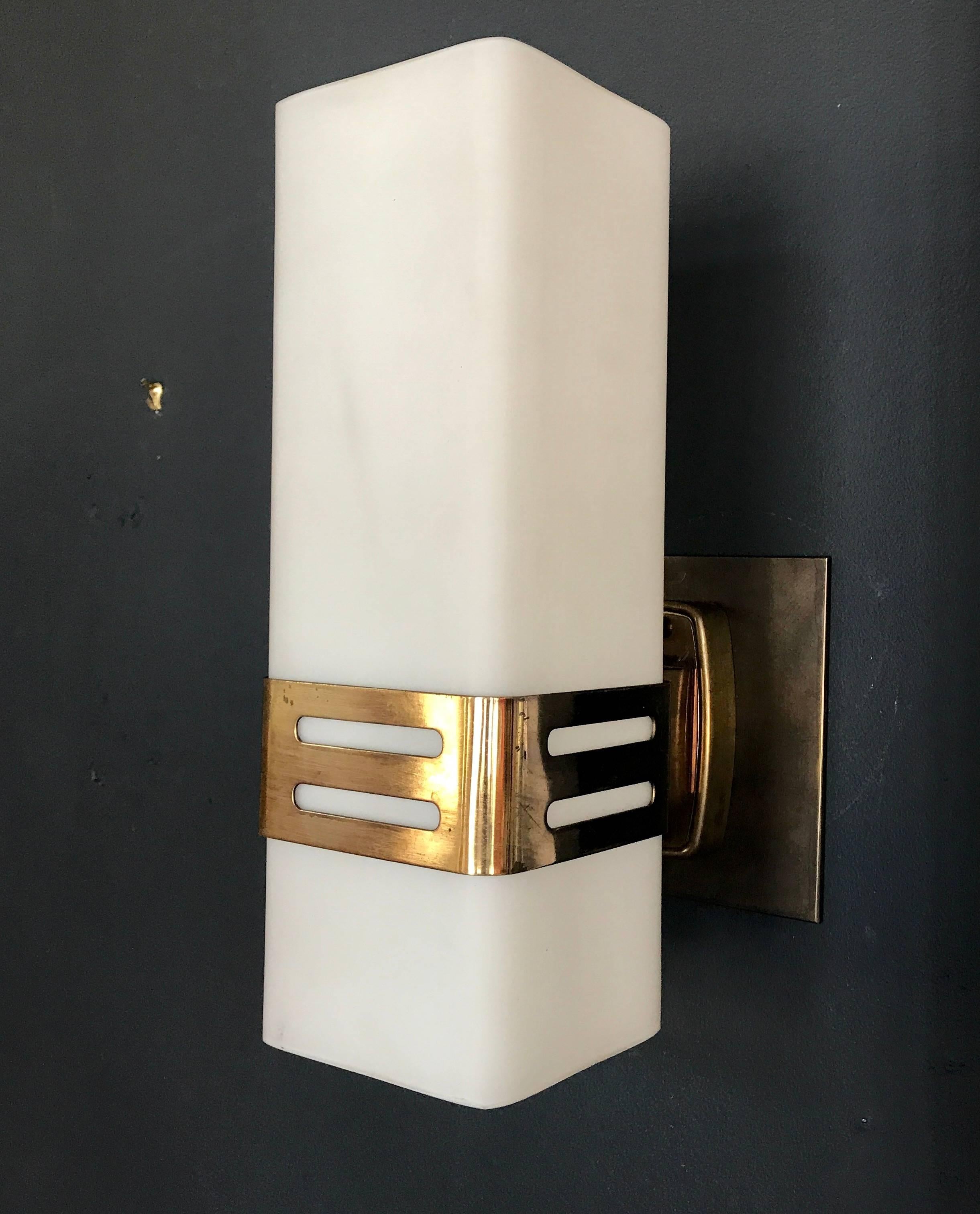 Stilnovo single sconce in opaline glass and brass band,  1950s.