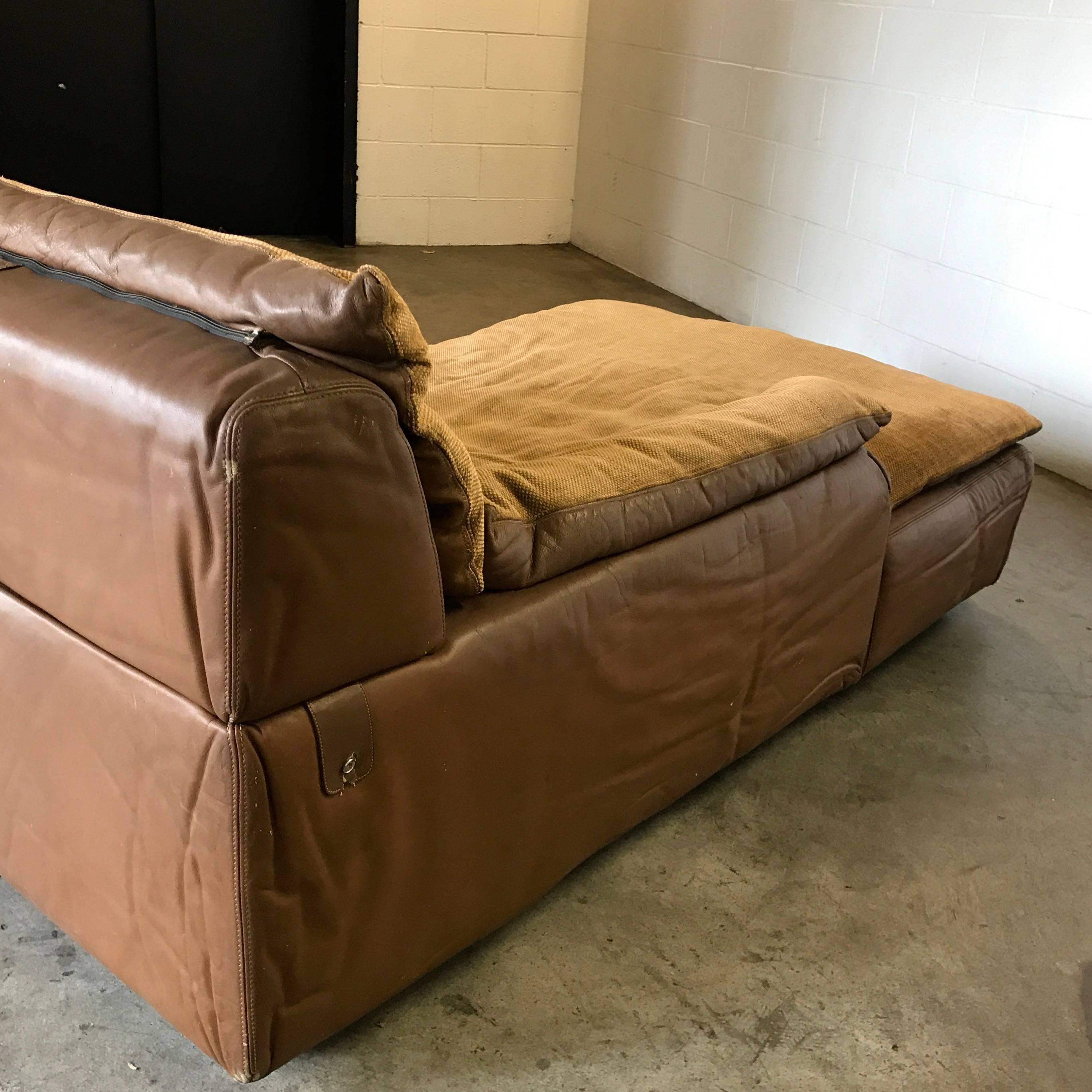 Glamorous Suede Leather Daybed Signed by Rossi di Albizzate For Sale 1