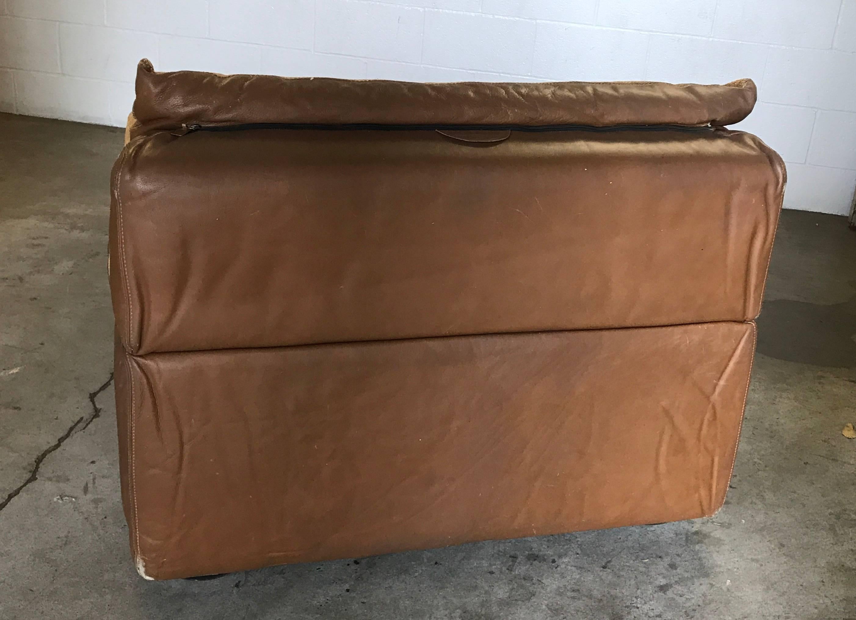 Glamorous Suede Leather Daybed Signed by Rossi di Albizzate For Sale 2