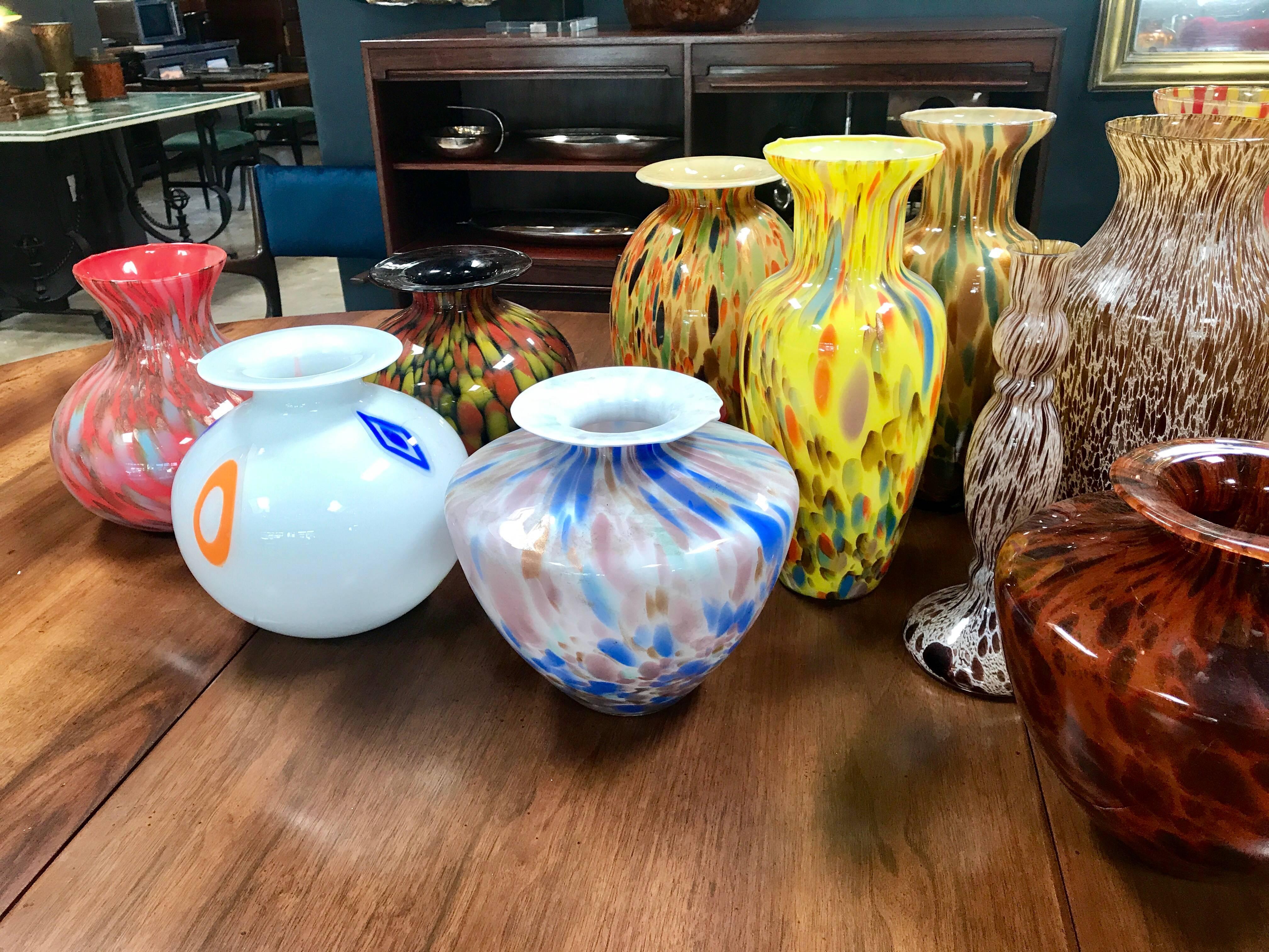 Florentine mundgeblasene Vase in verschiedenen Formen, Größen und Farben aus den 1980er Jahren im Zustand „Hervorragend“ im Angebot in Los Angeles, CA